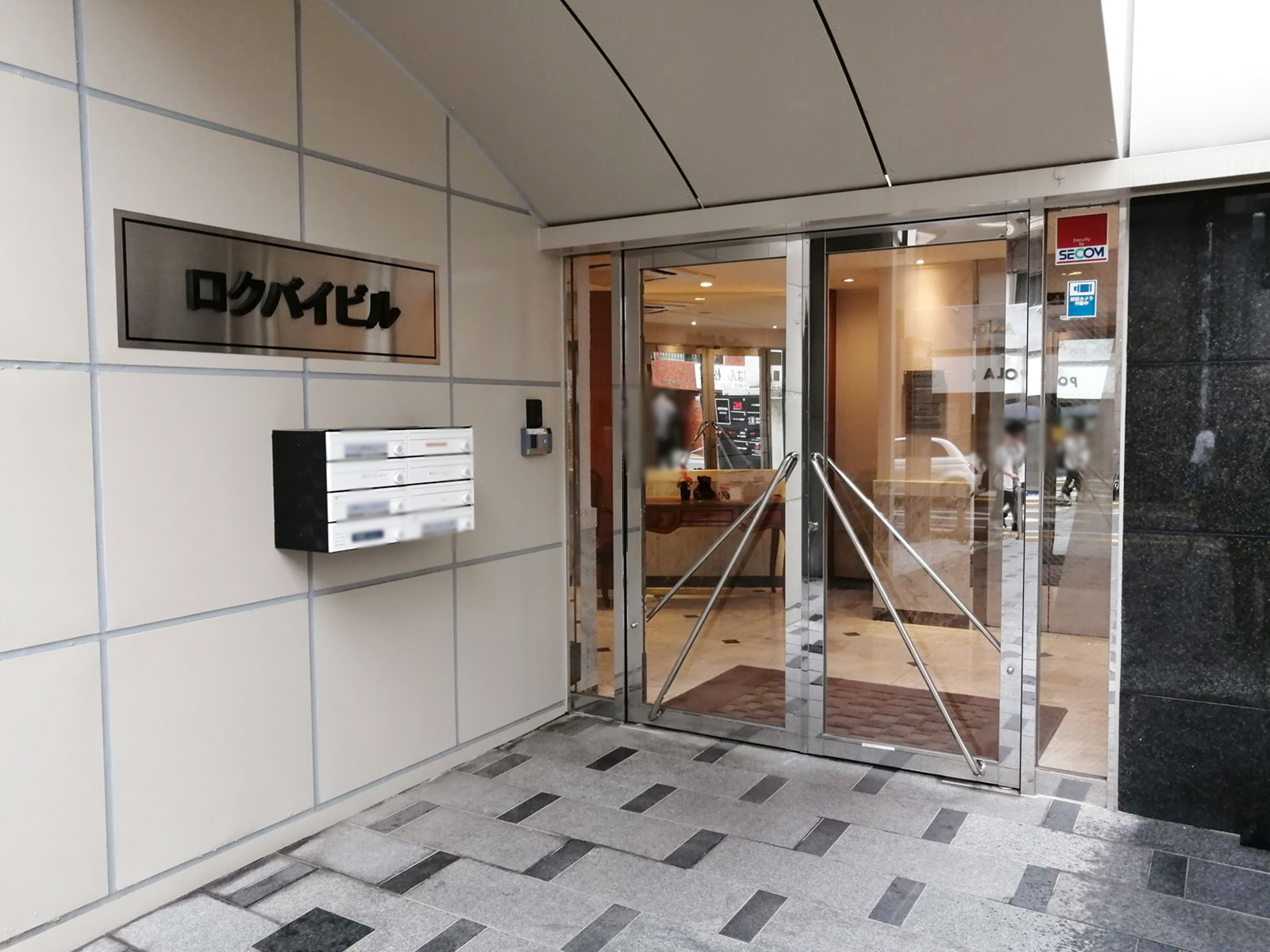 オフィスビル出入口