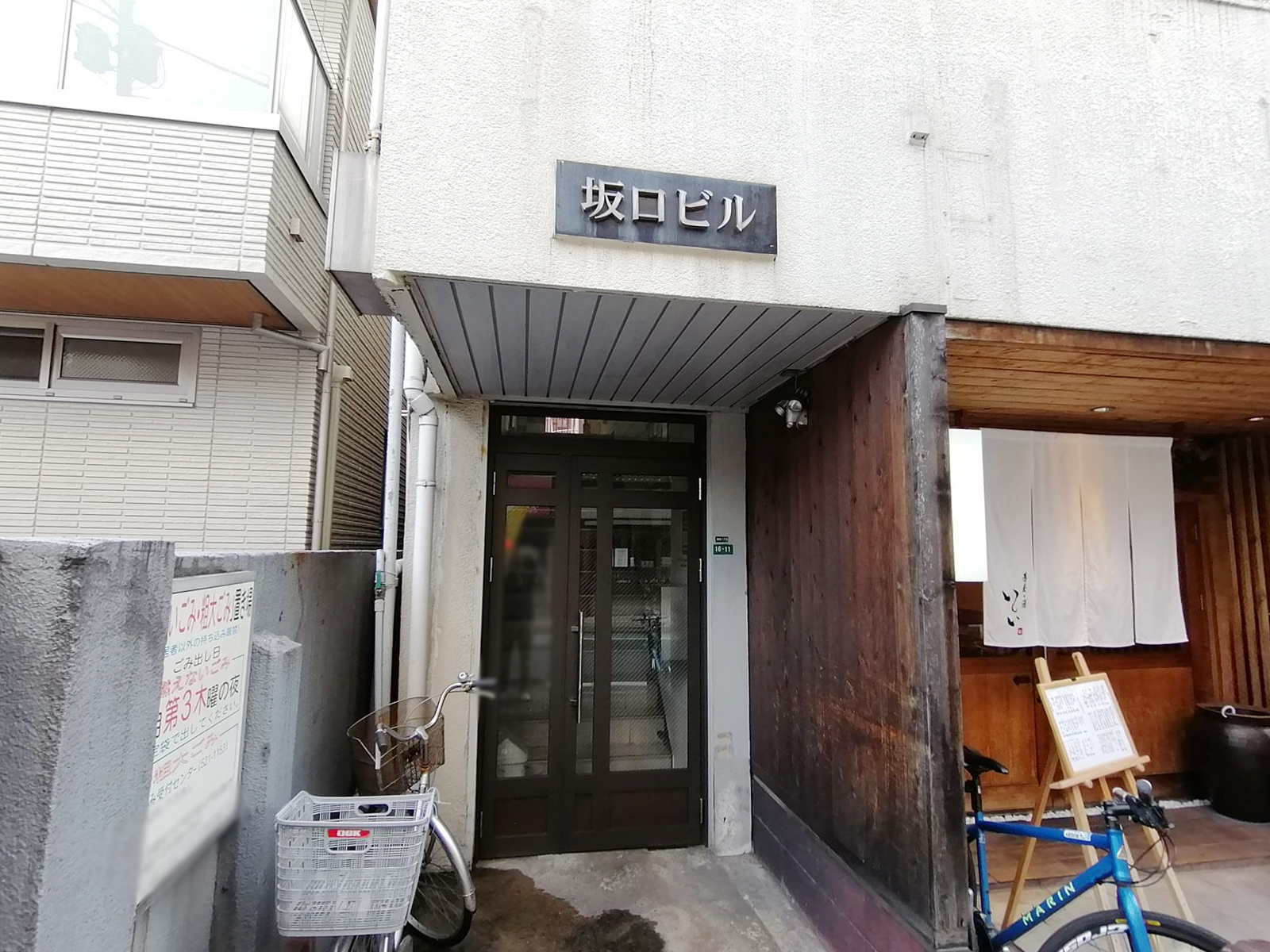 オフィスビル出入り口
