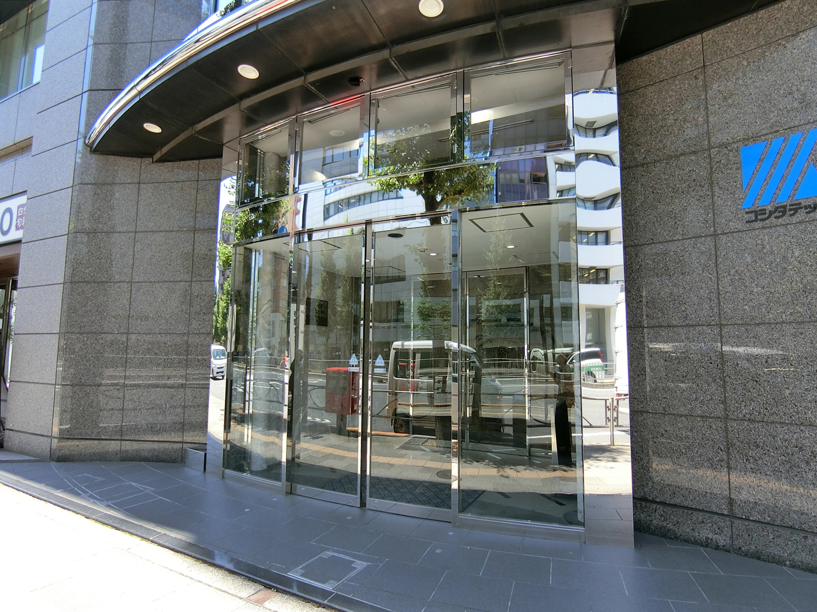 オフィスビル出入口