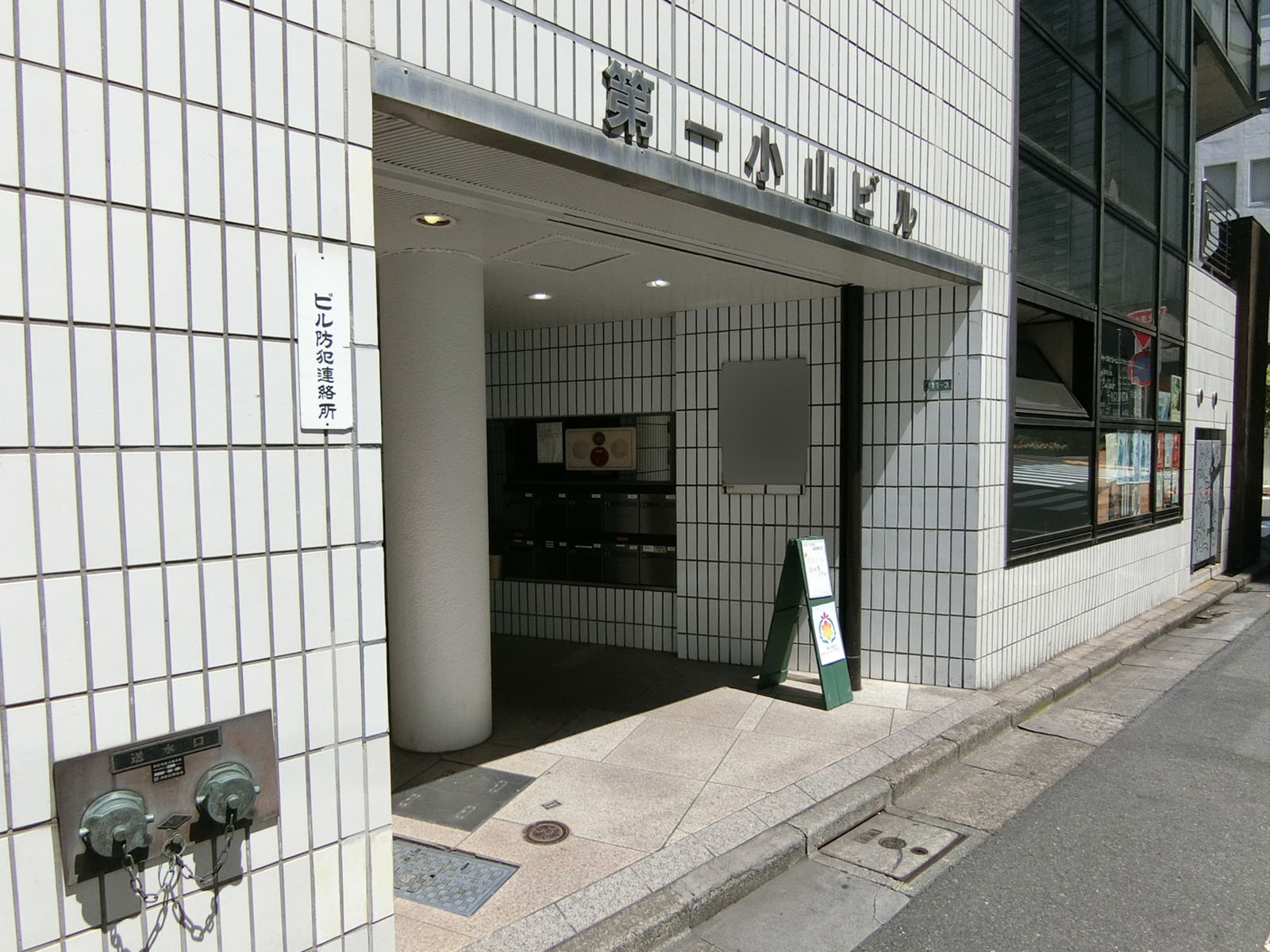 オフィスビル出入口