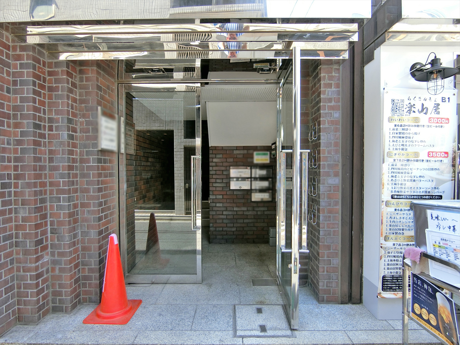 オフィスビル出入口