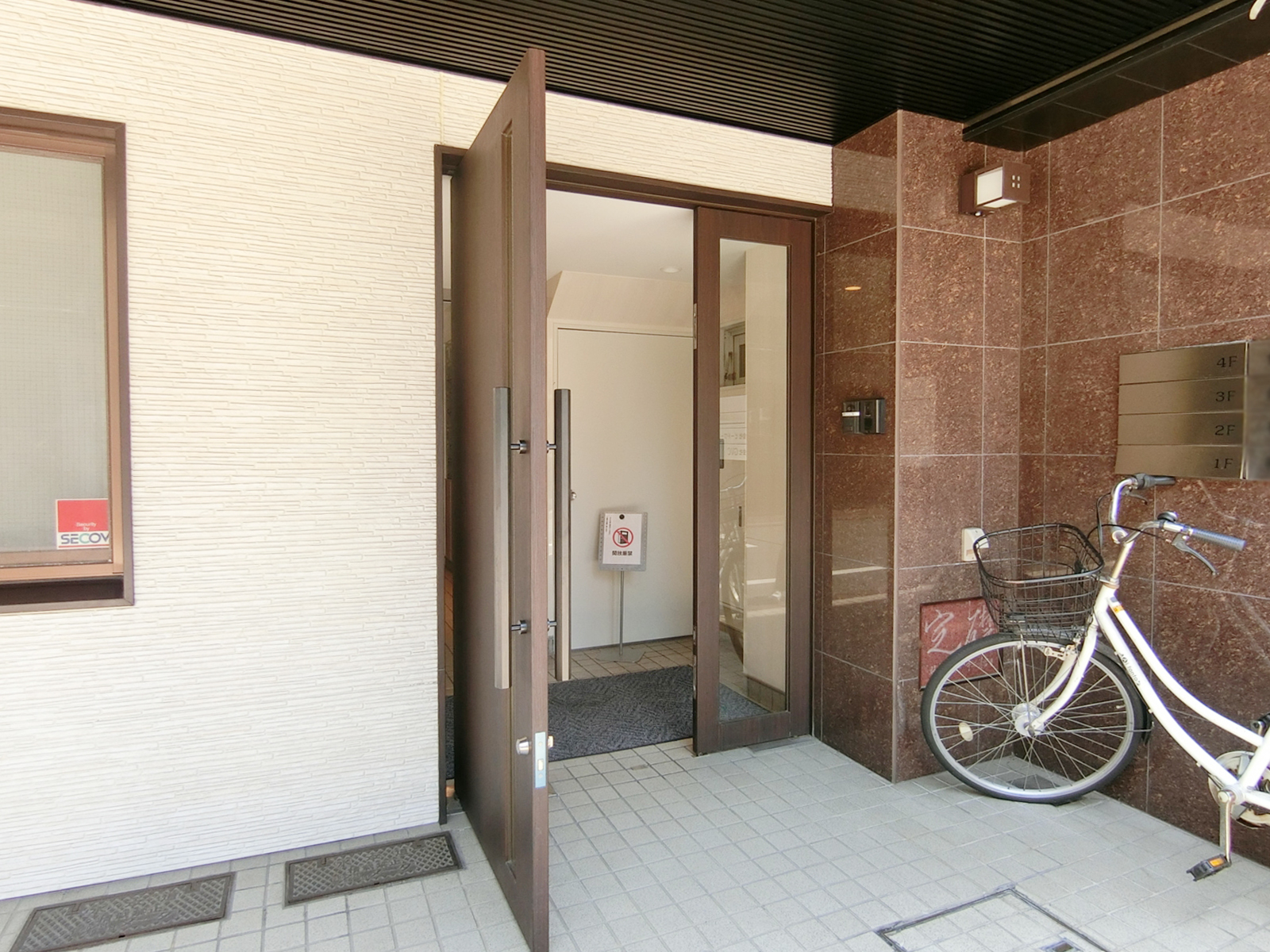 オフィスビル出入口