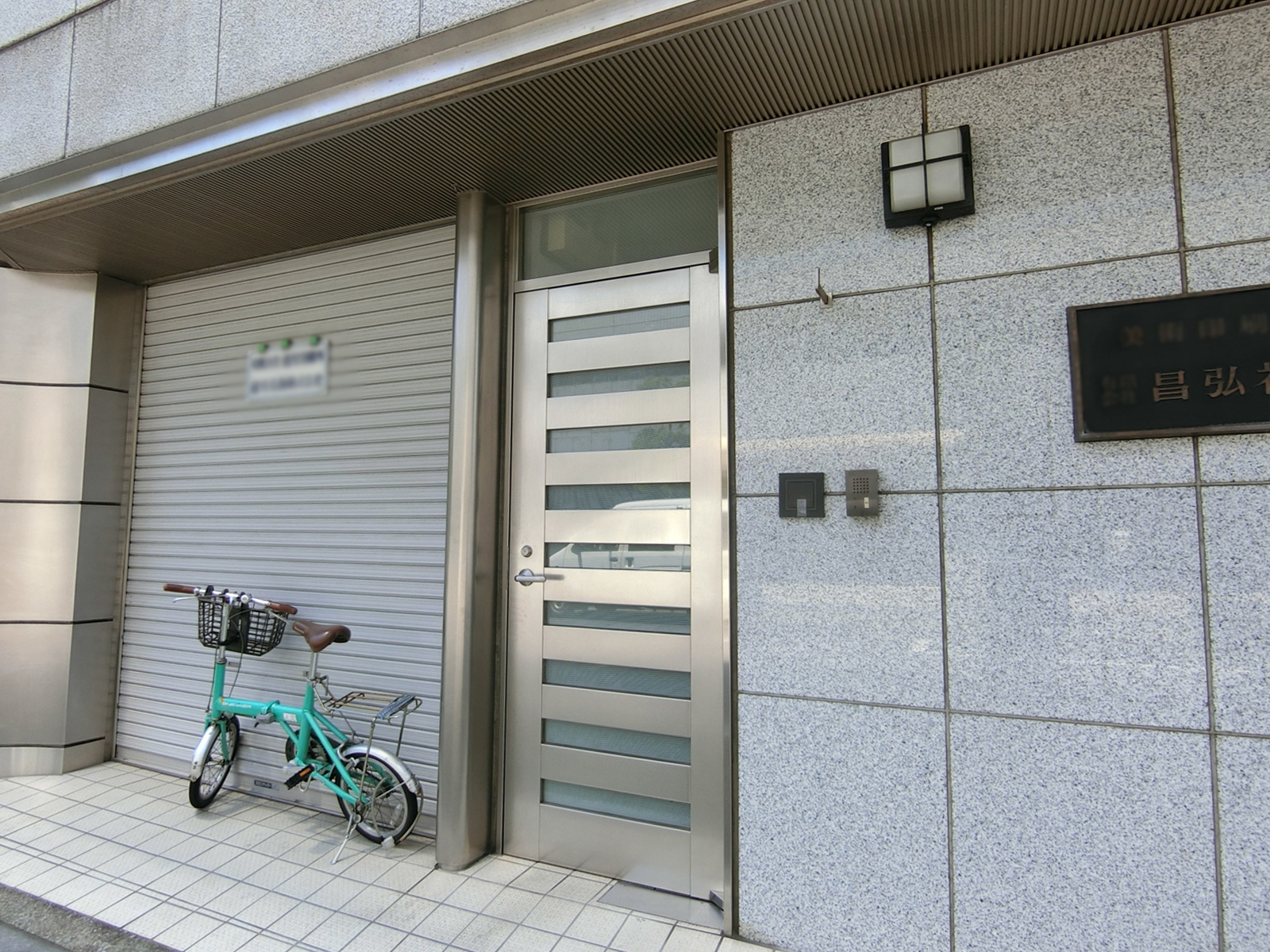 オフィスビル出入口