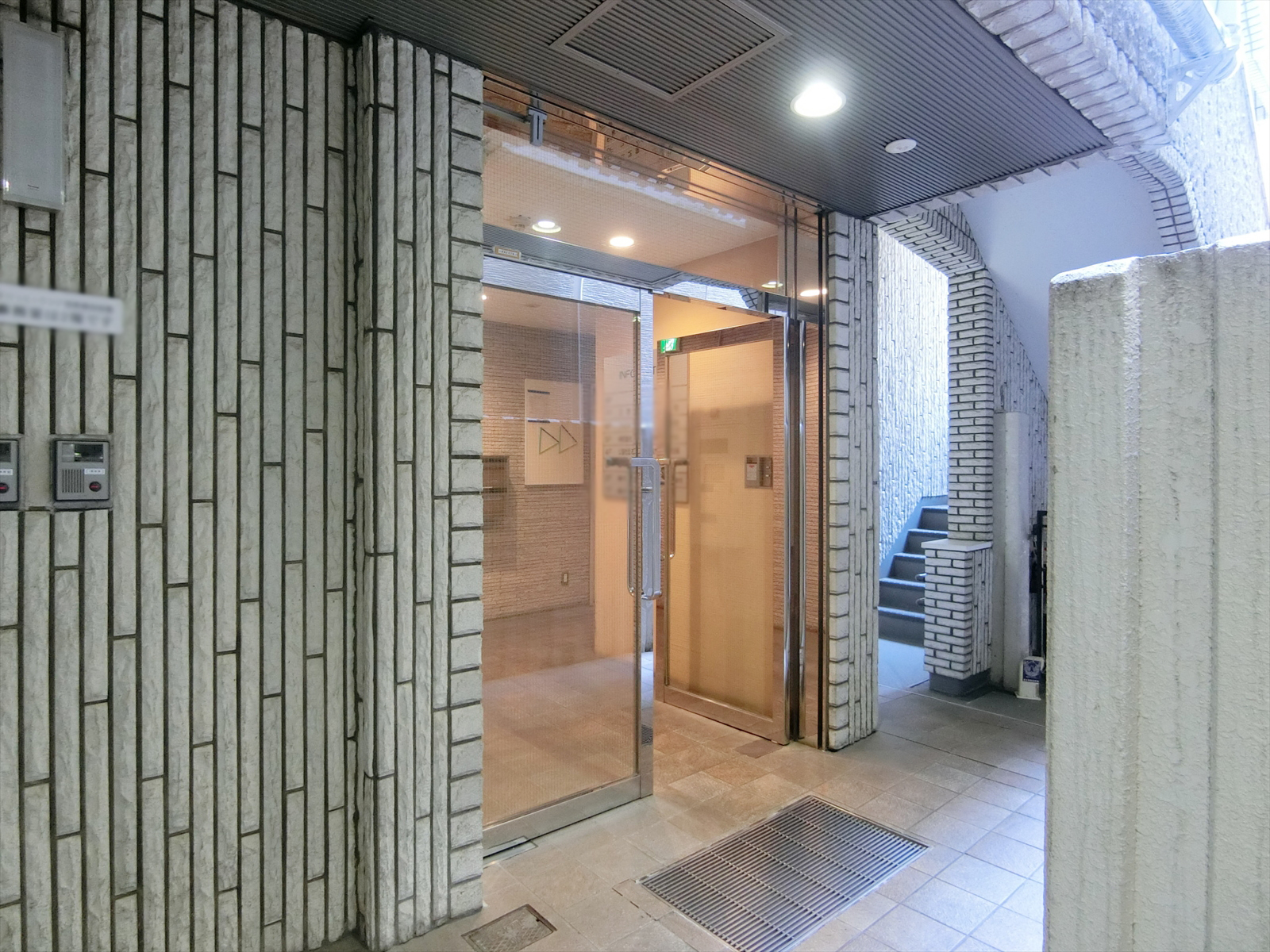 オフィスビル出入口