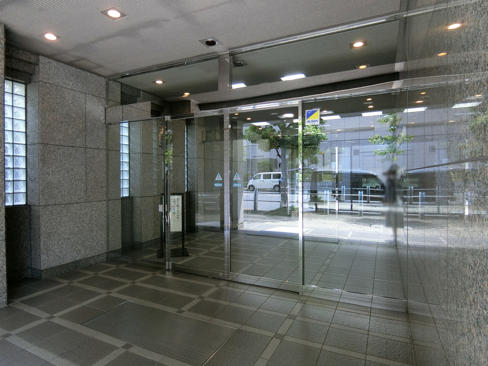オフィスビル出入口