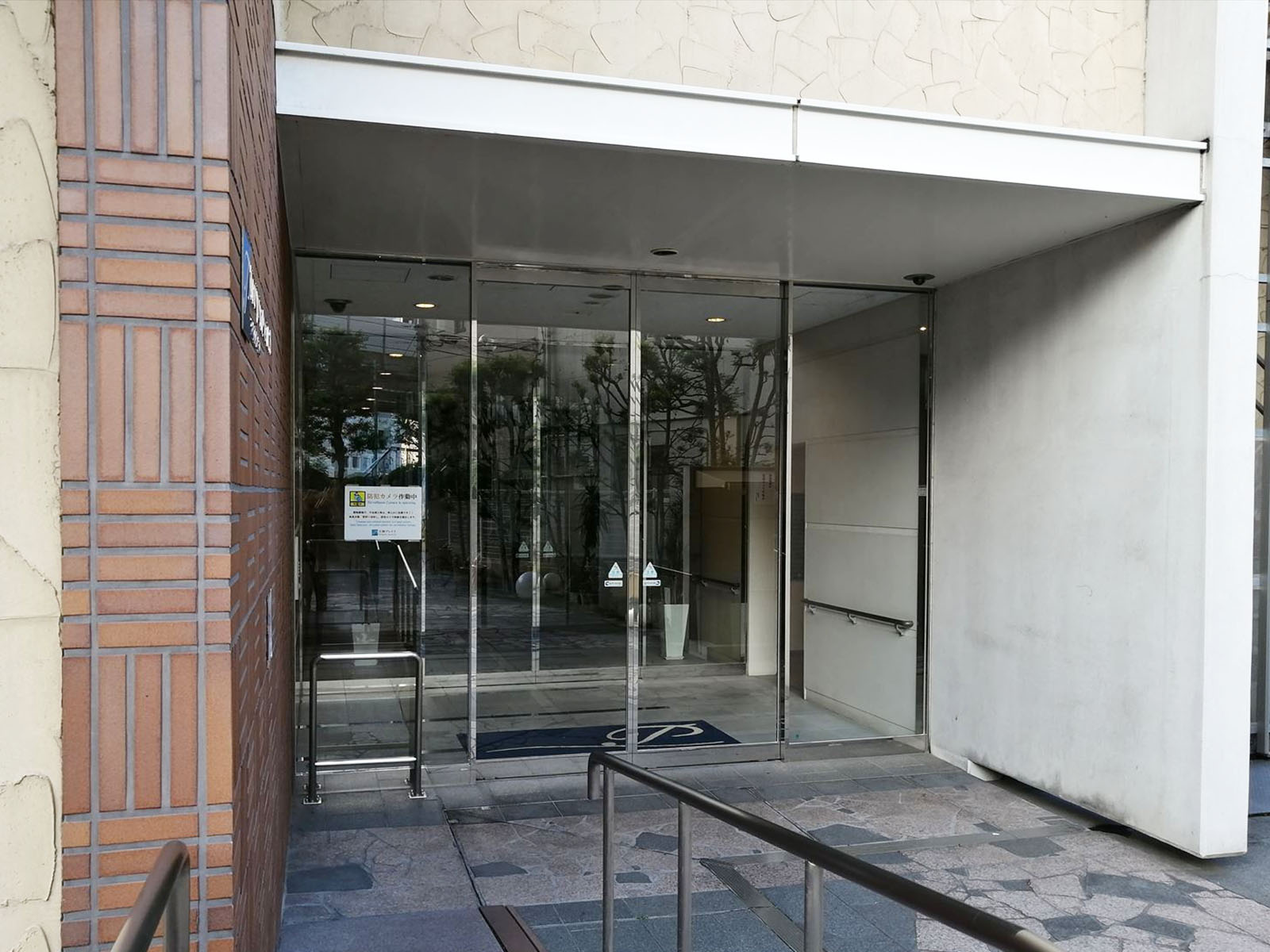 オフィスビル出入口