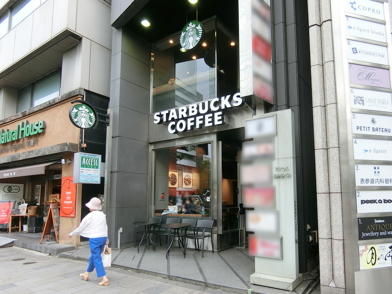 1階：スターバックスコーヒー