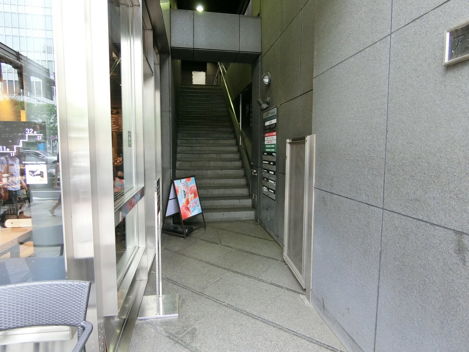 オフィスビル出入り口