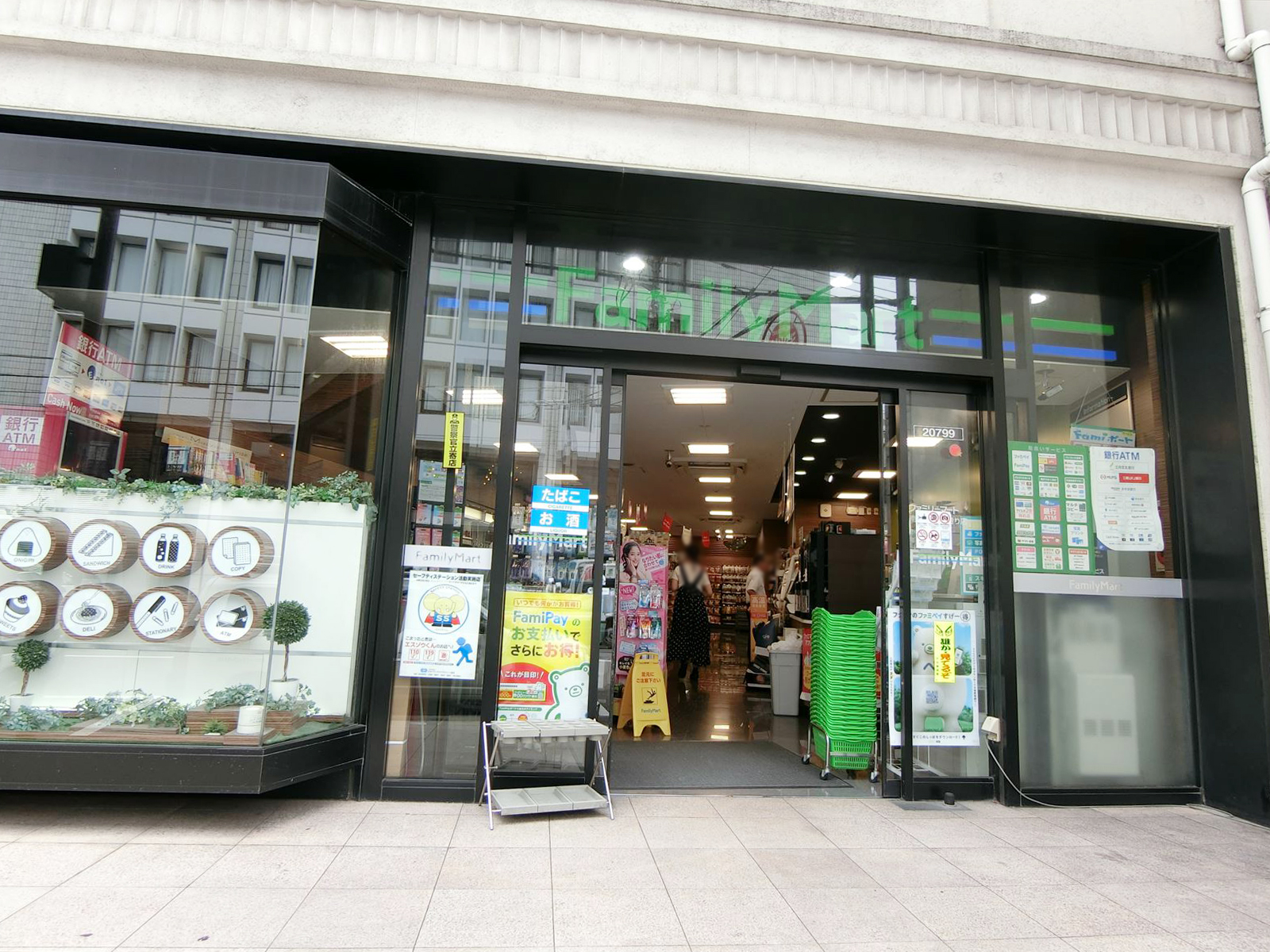1階のファミリーマート