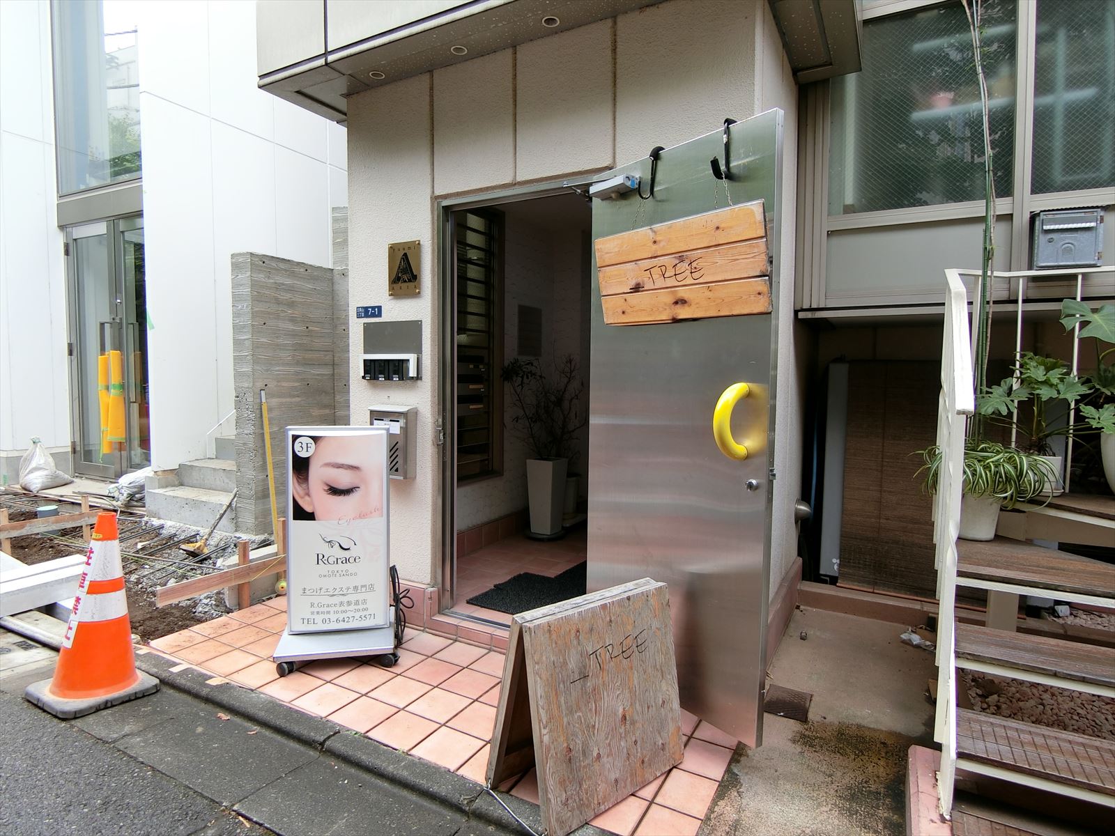 オフィスビル出入口