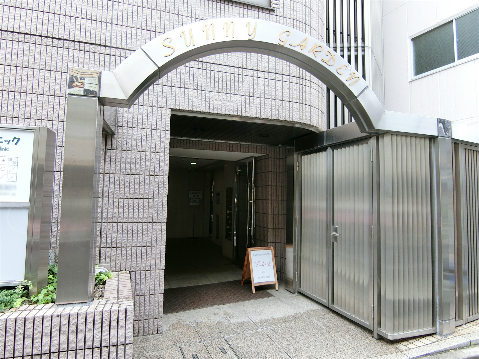 オフィスビル出入り口