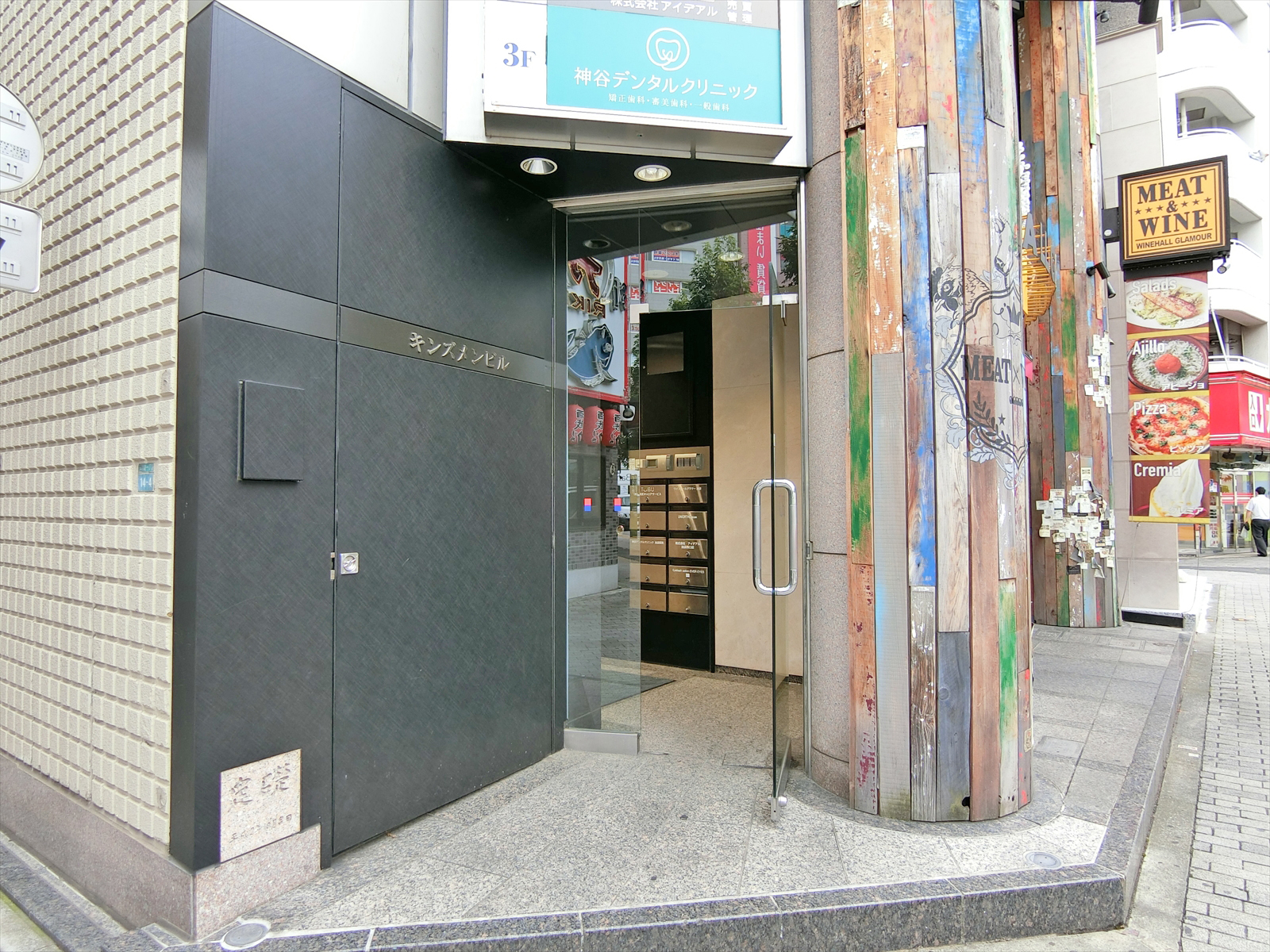 オフィスビル出入口