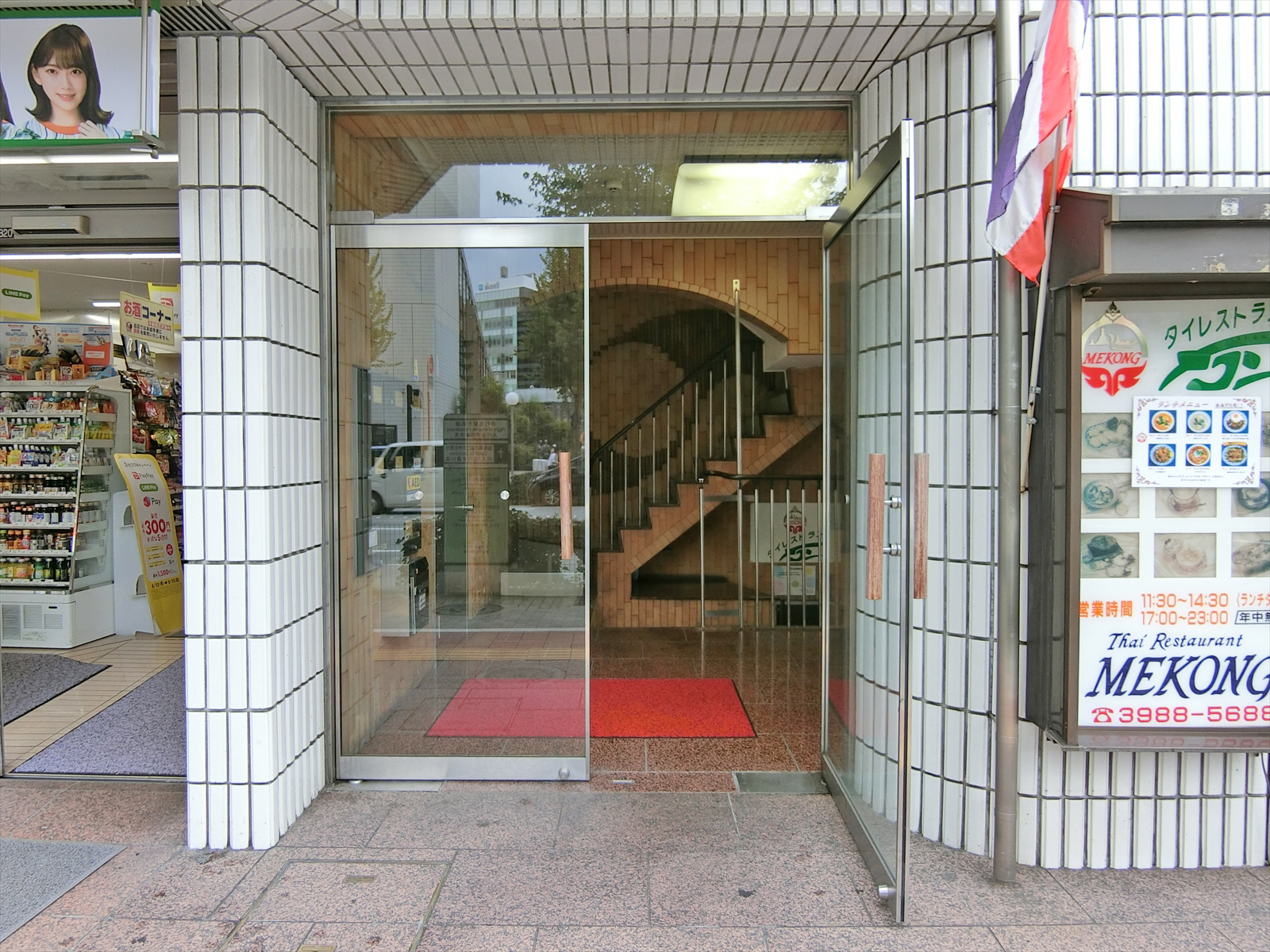 オフィスビル出入口