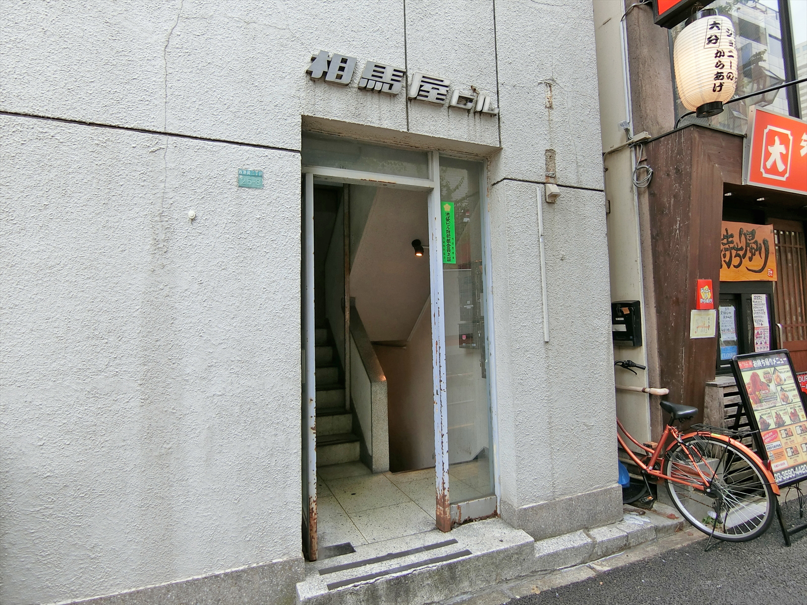 オフィスビル出入口