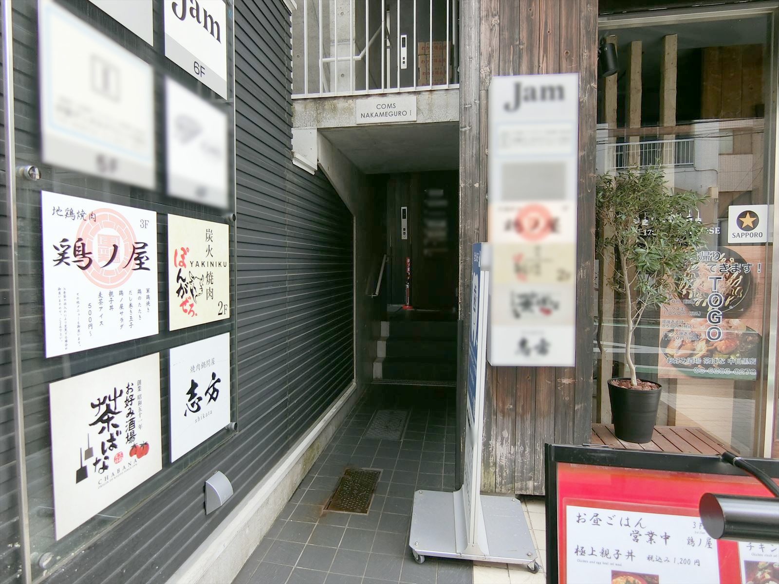 オフィスビル出入り口