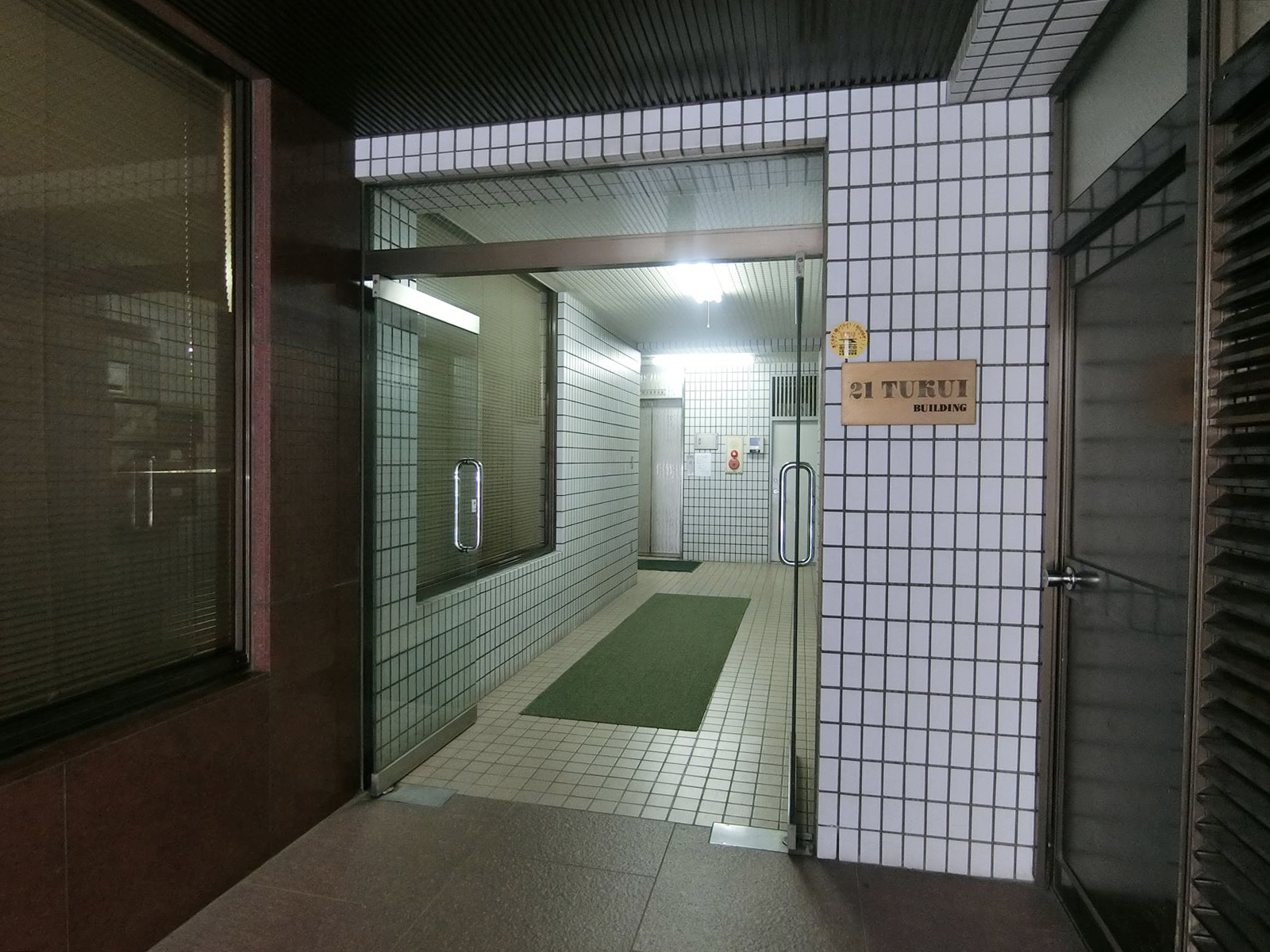 オフィスビル出入口
