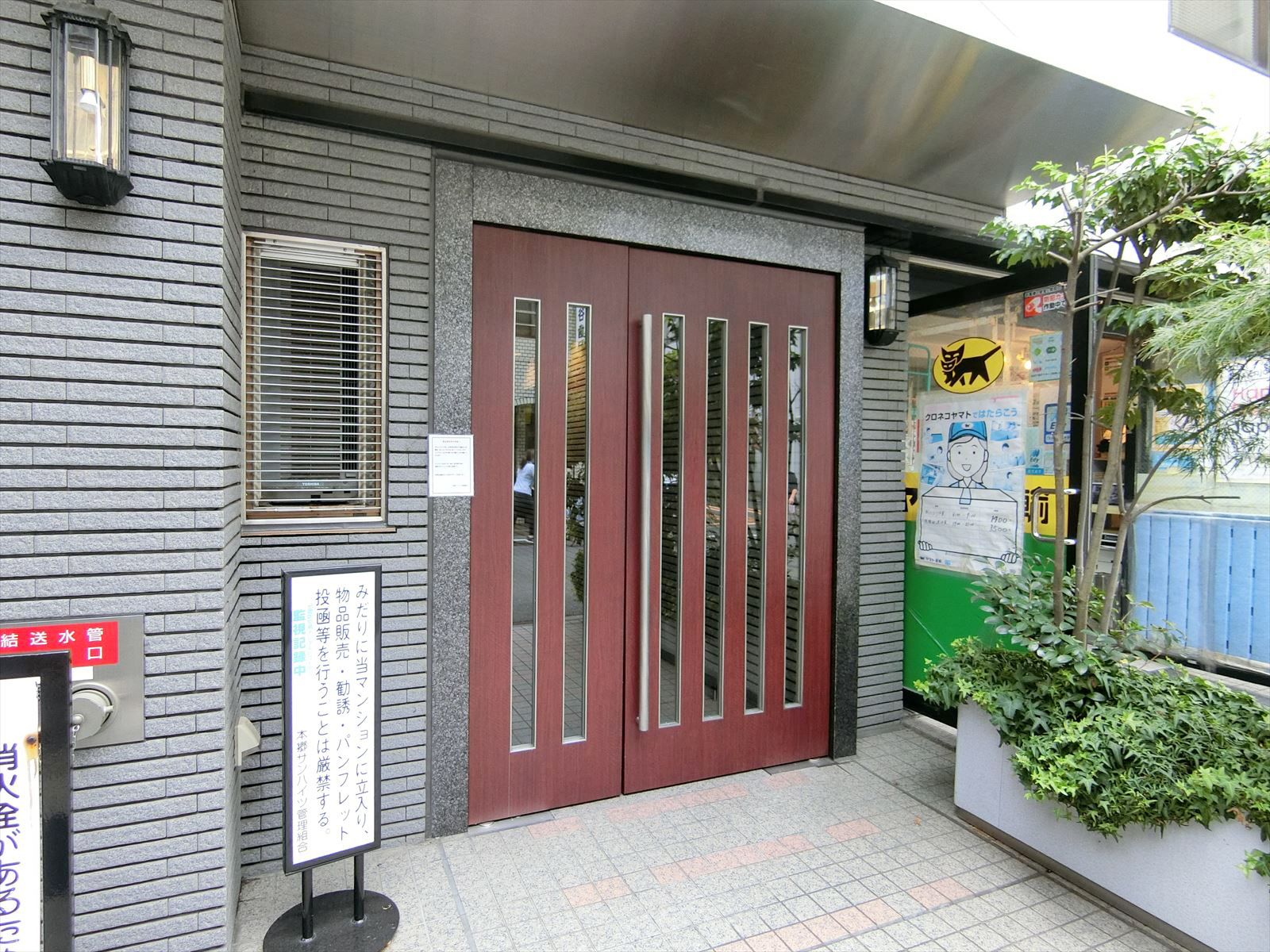 オフィスビル出入口