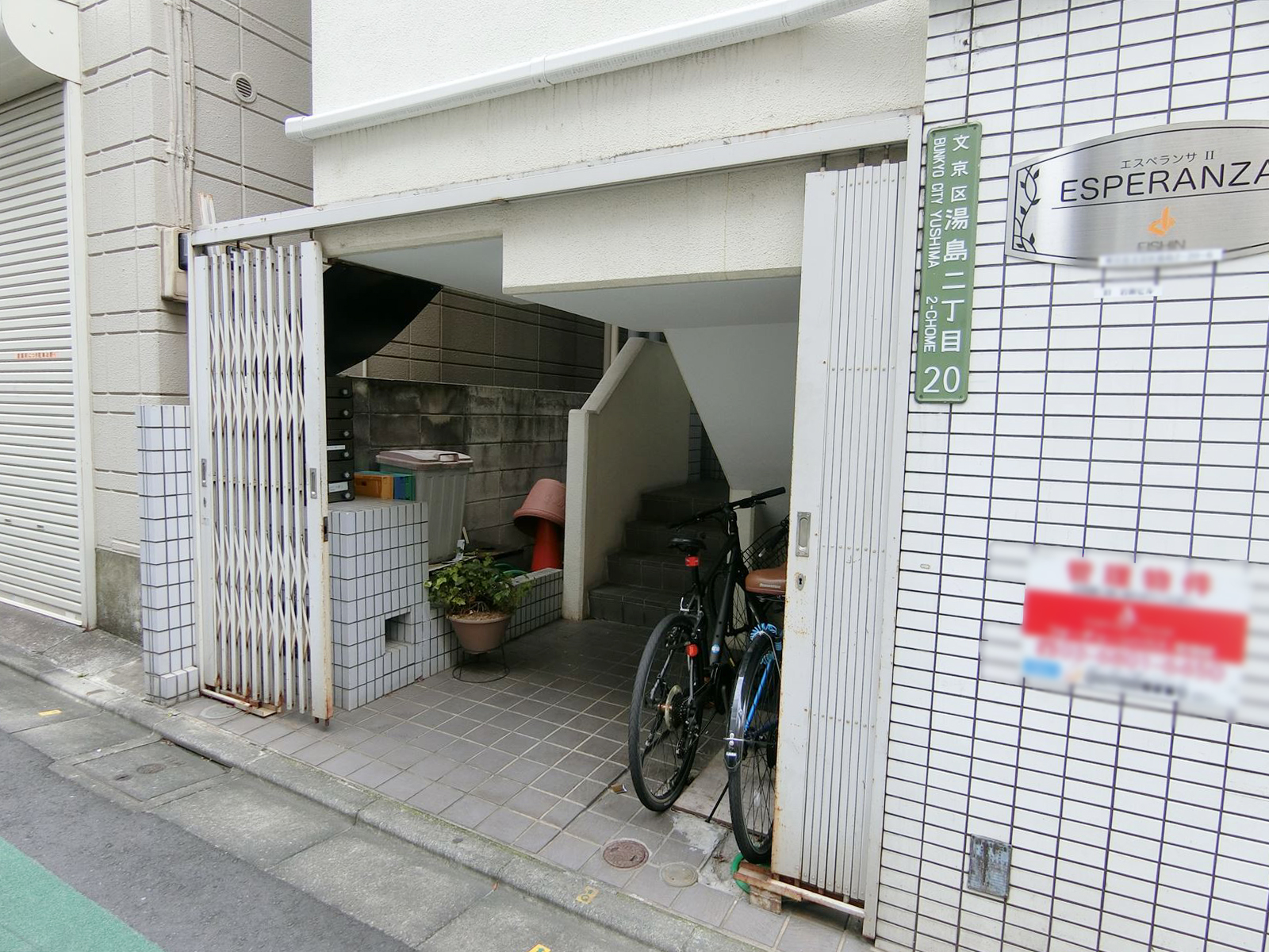 オフィスビル出入口
