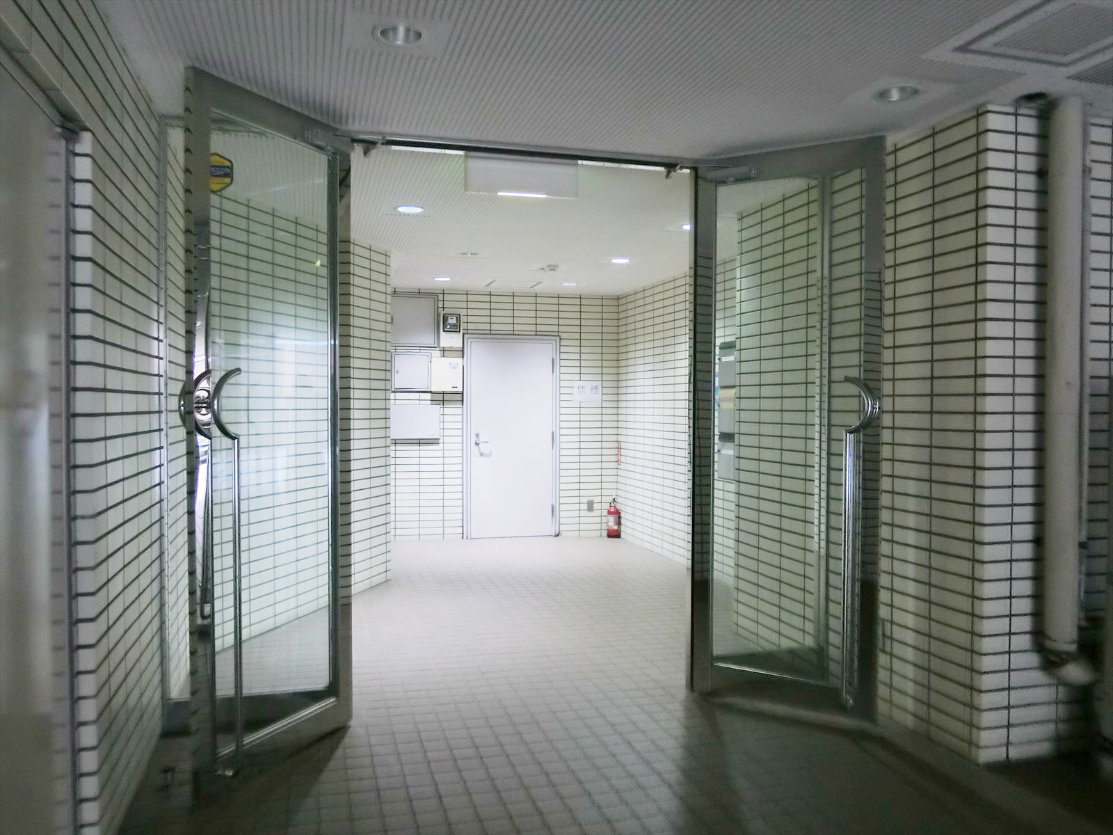 オフィスビル出入口