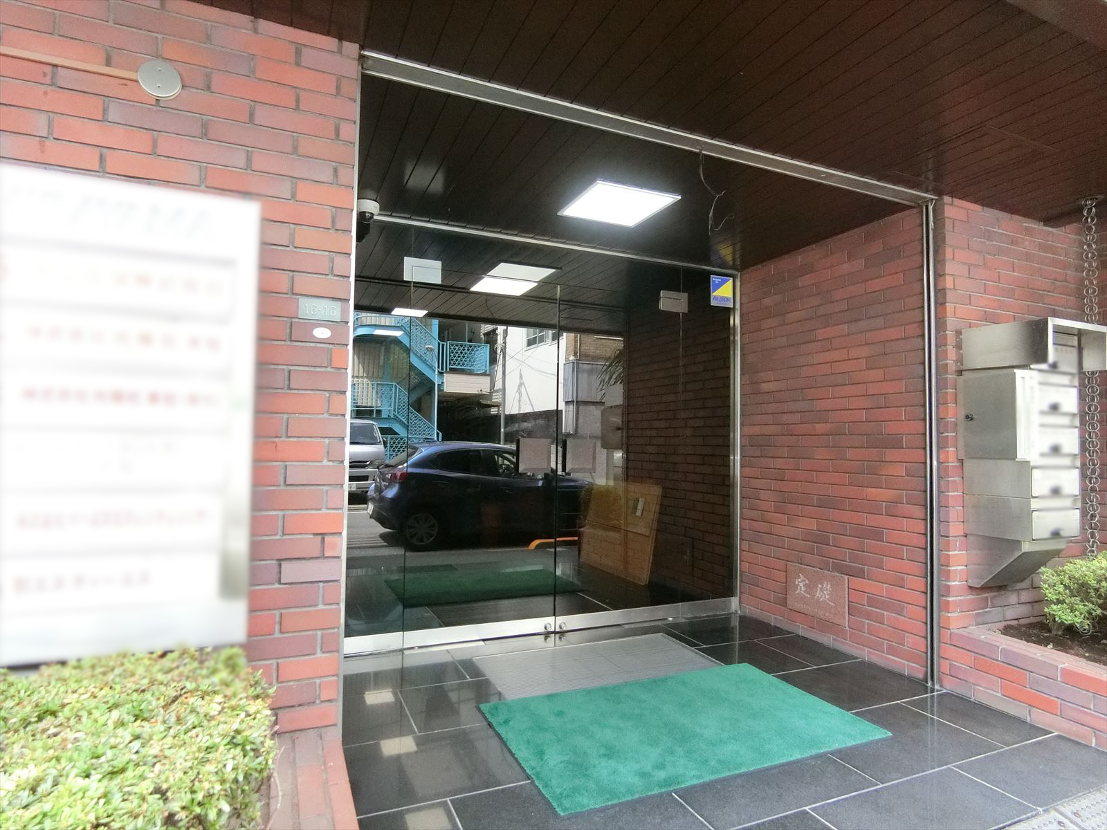 オフィスビル出入口