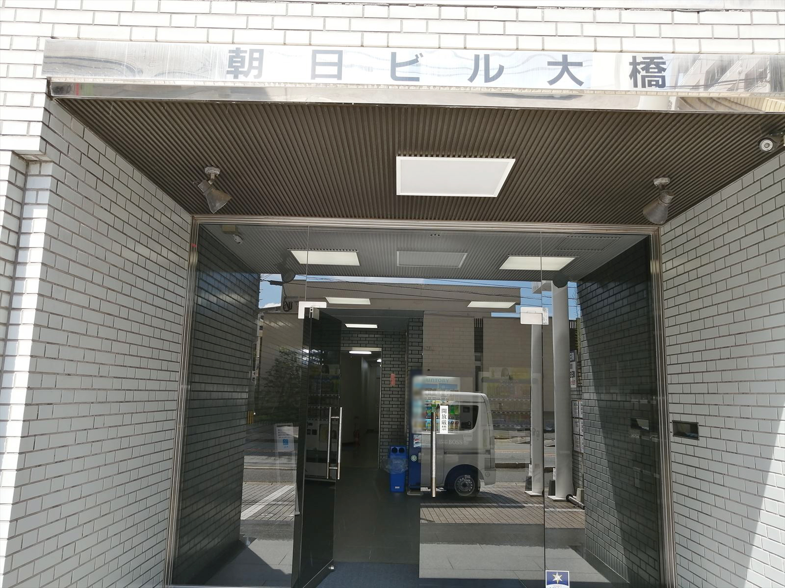 オフィスビル出入口