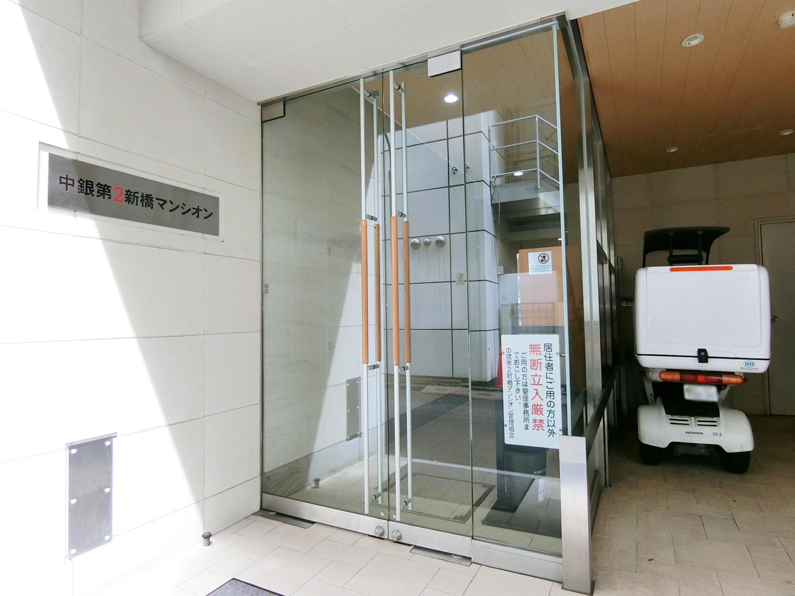 オフィスビル出入口