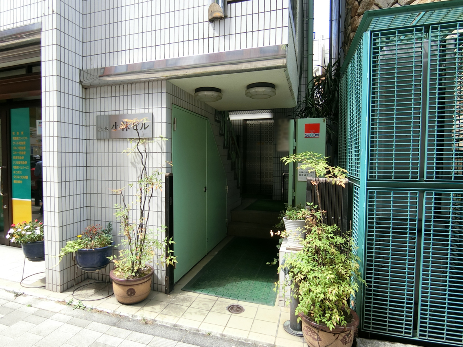オフィスビル出入口