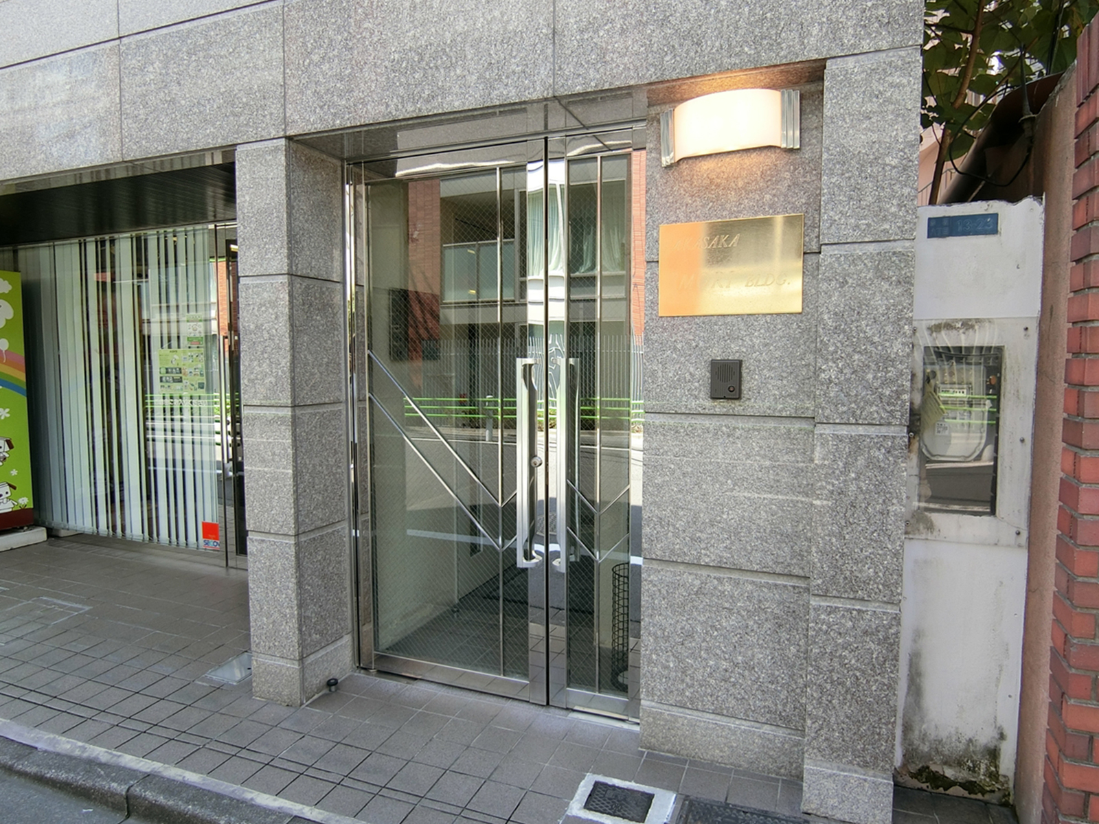 オフィスビル出入口