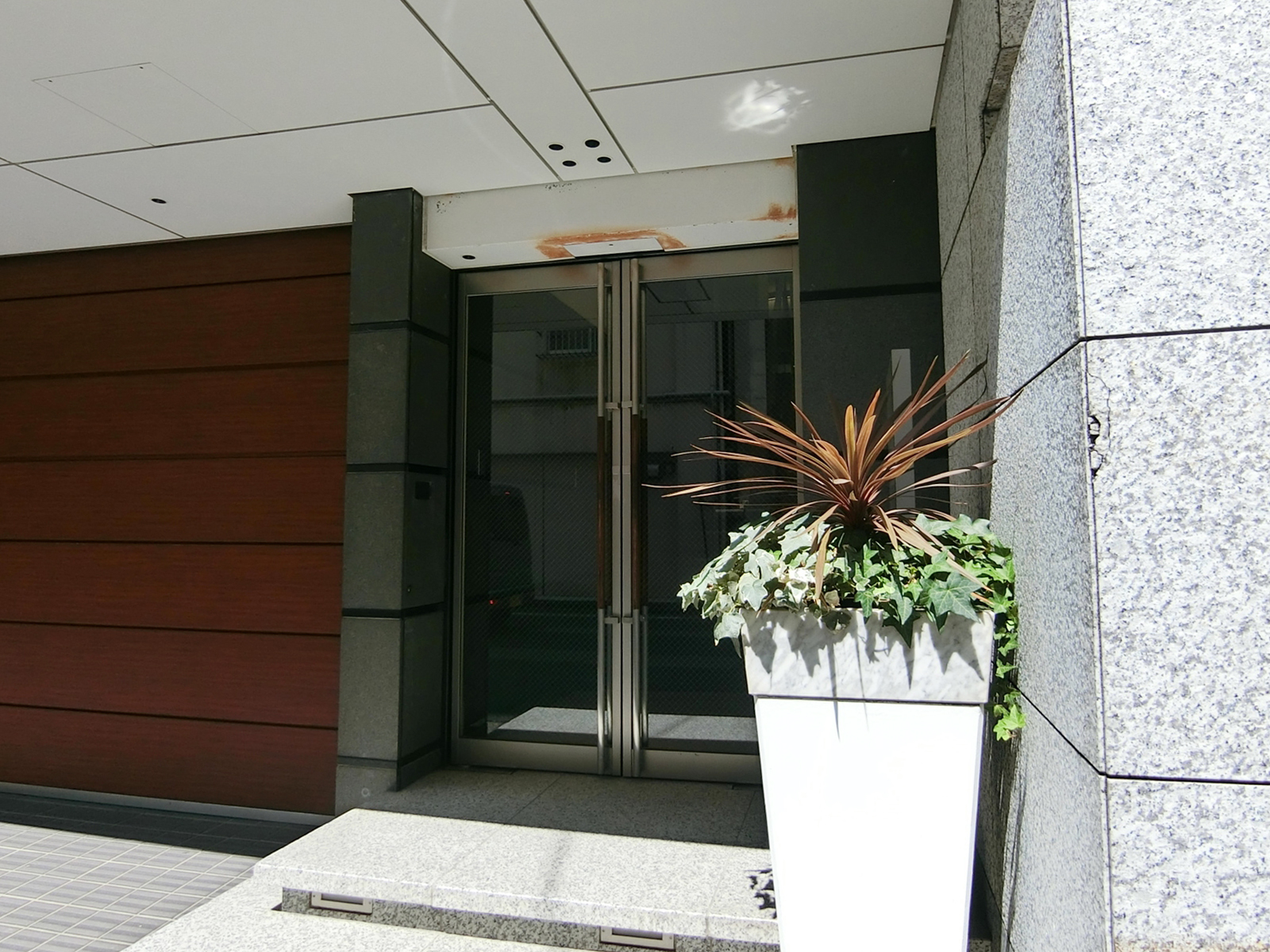 オフィスビル出入口