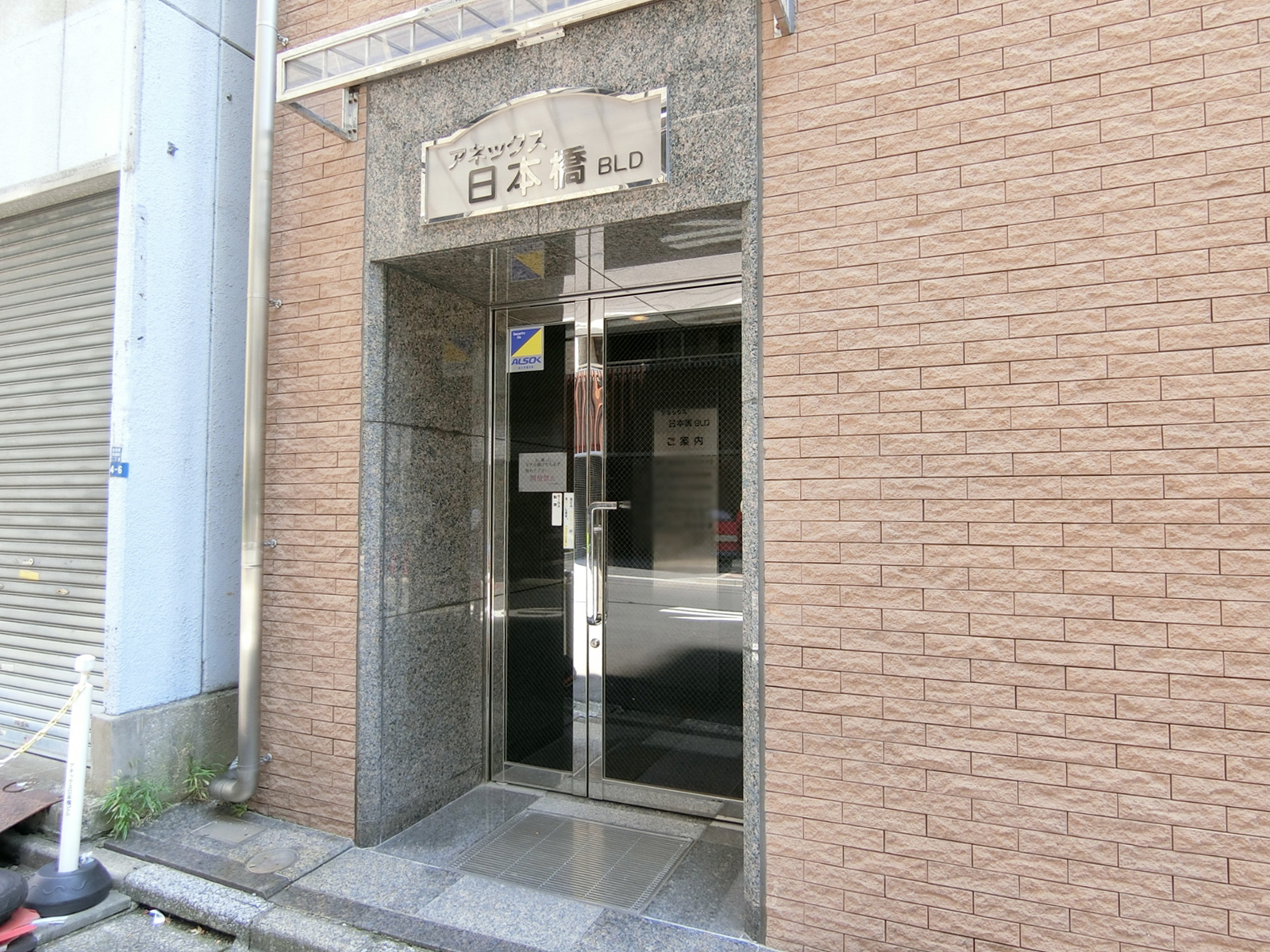 オフィスビル出入口