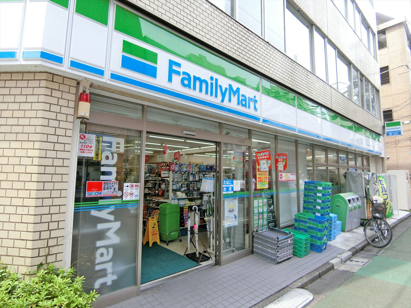 1階：ファミリーマート