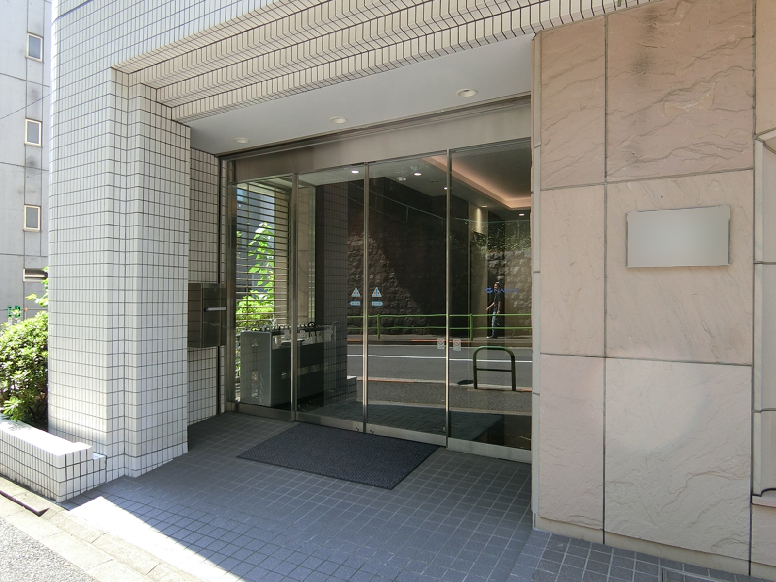 オフィスビル出入口