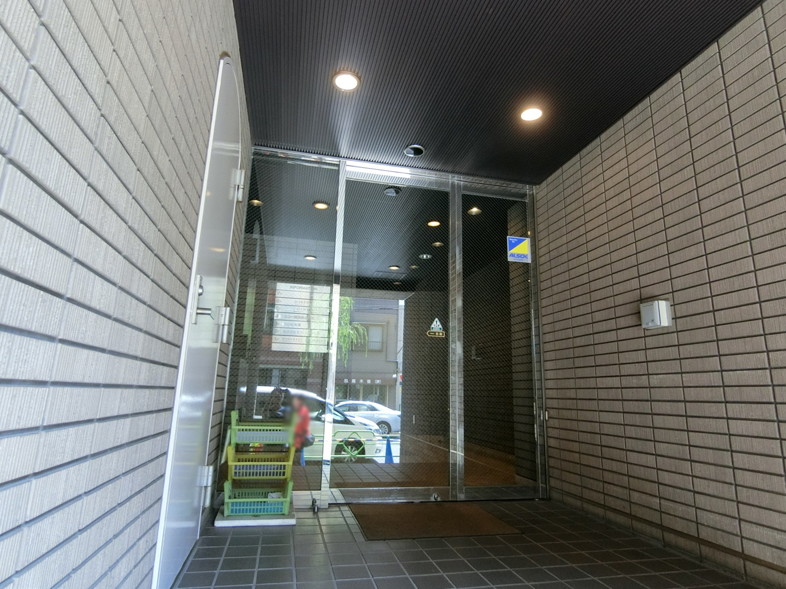 オフィスビル出入口