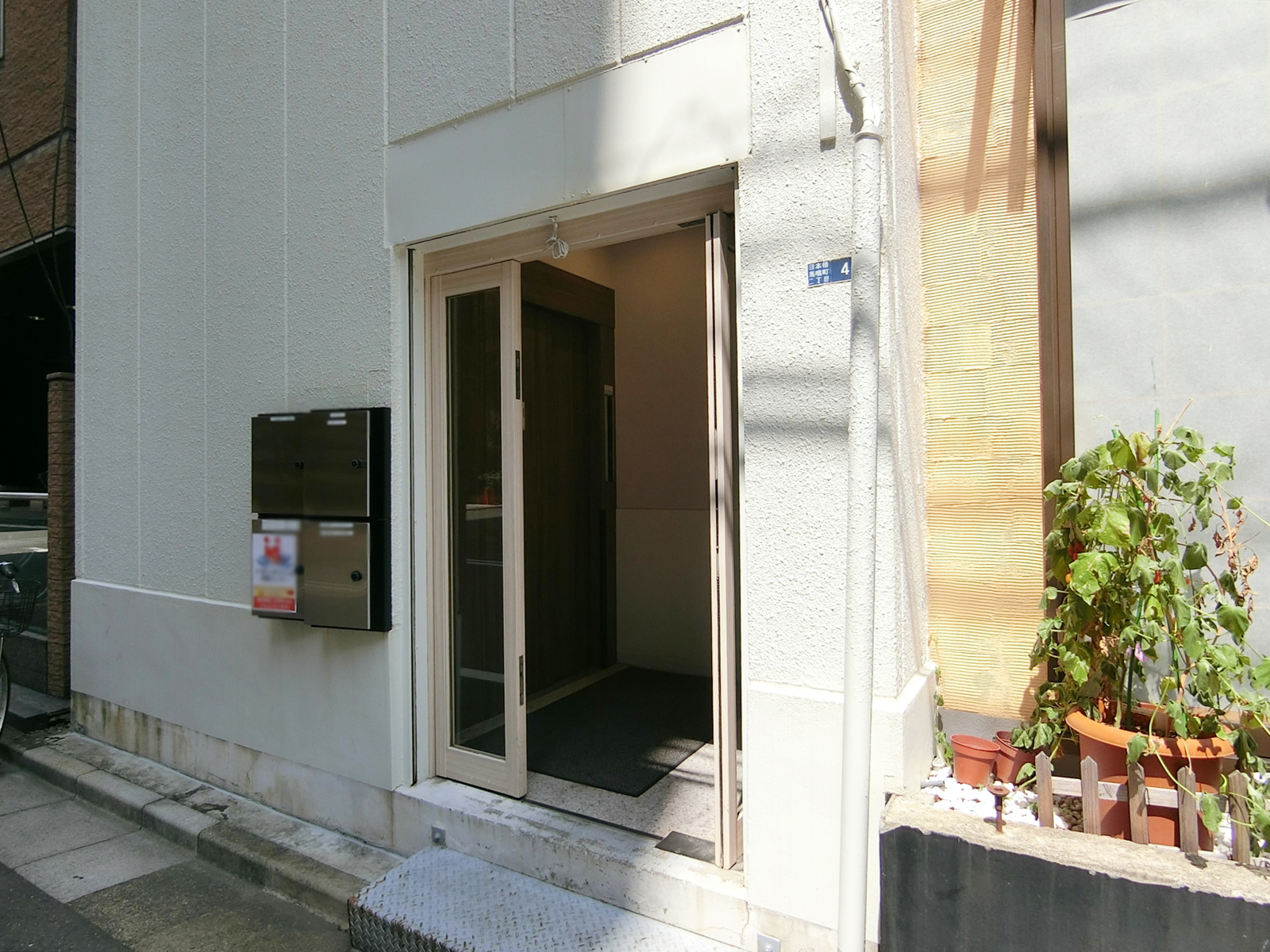 オフィスビル出入口