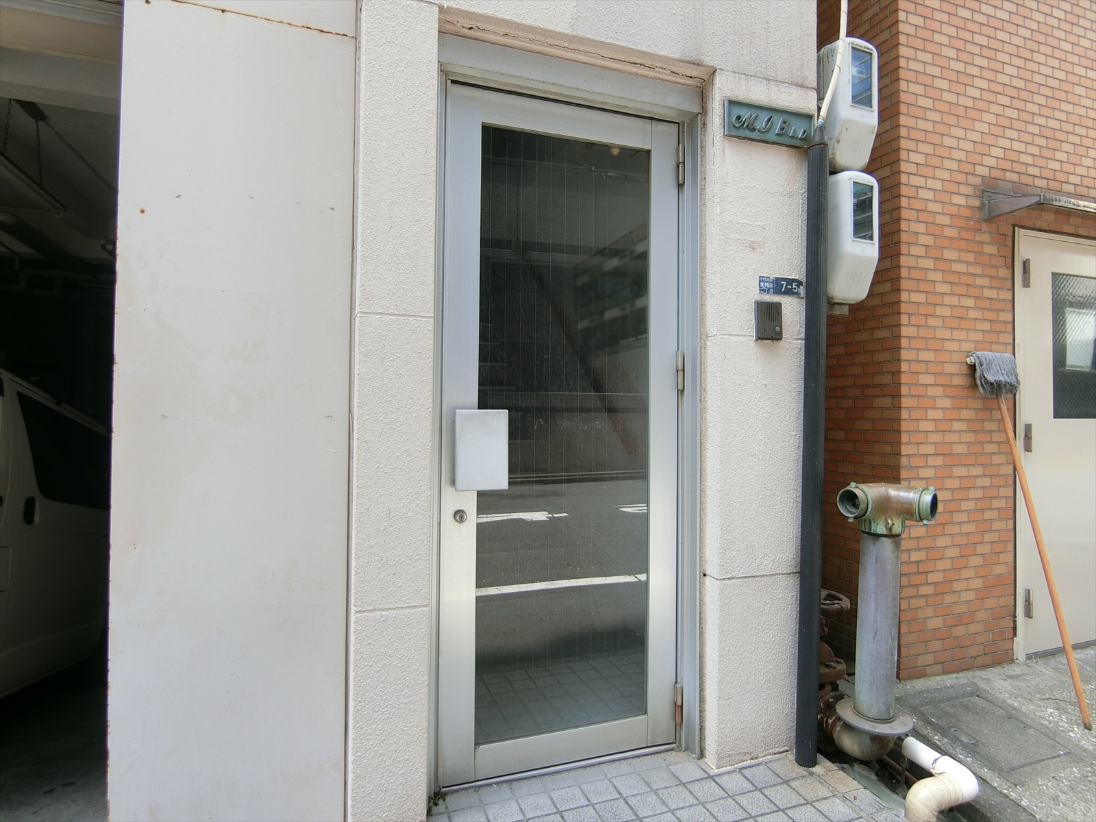 オフィスビル出入口