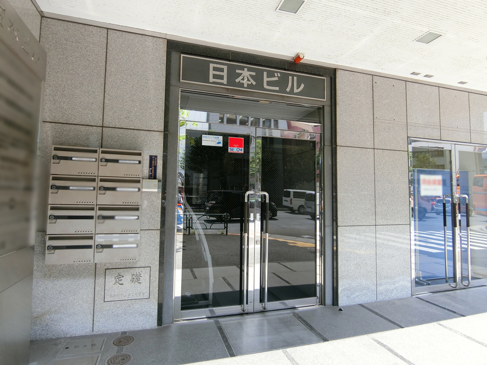 オフィスビル出入口
