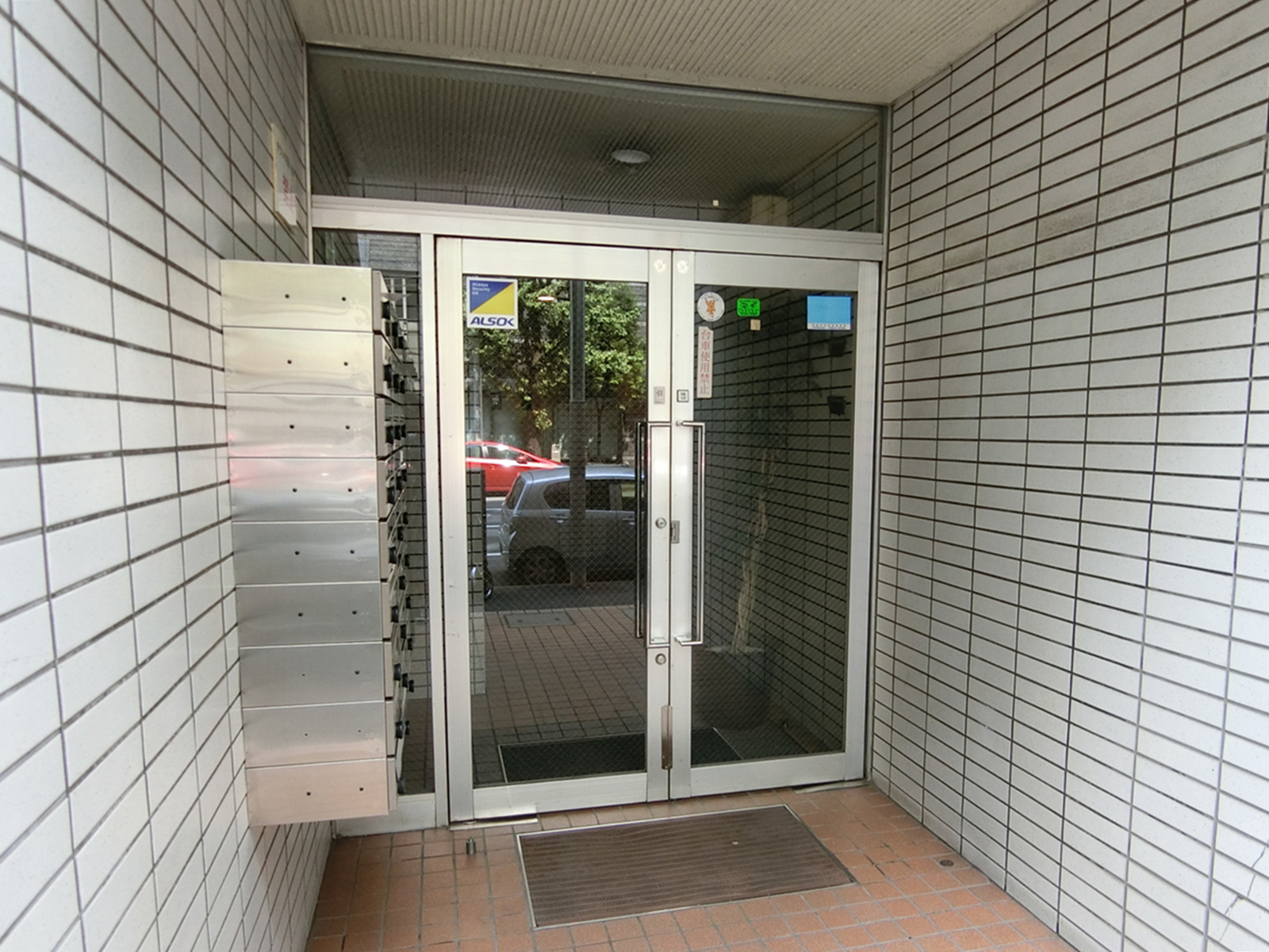 オフィスビル出入口