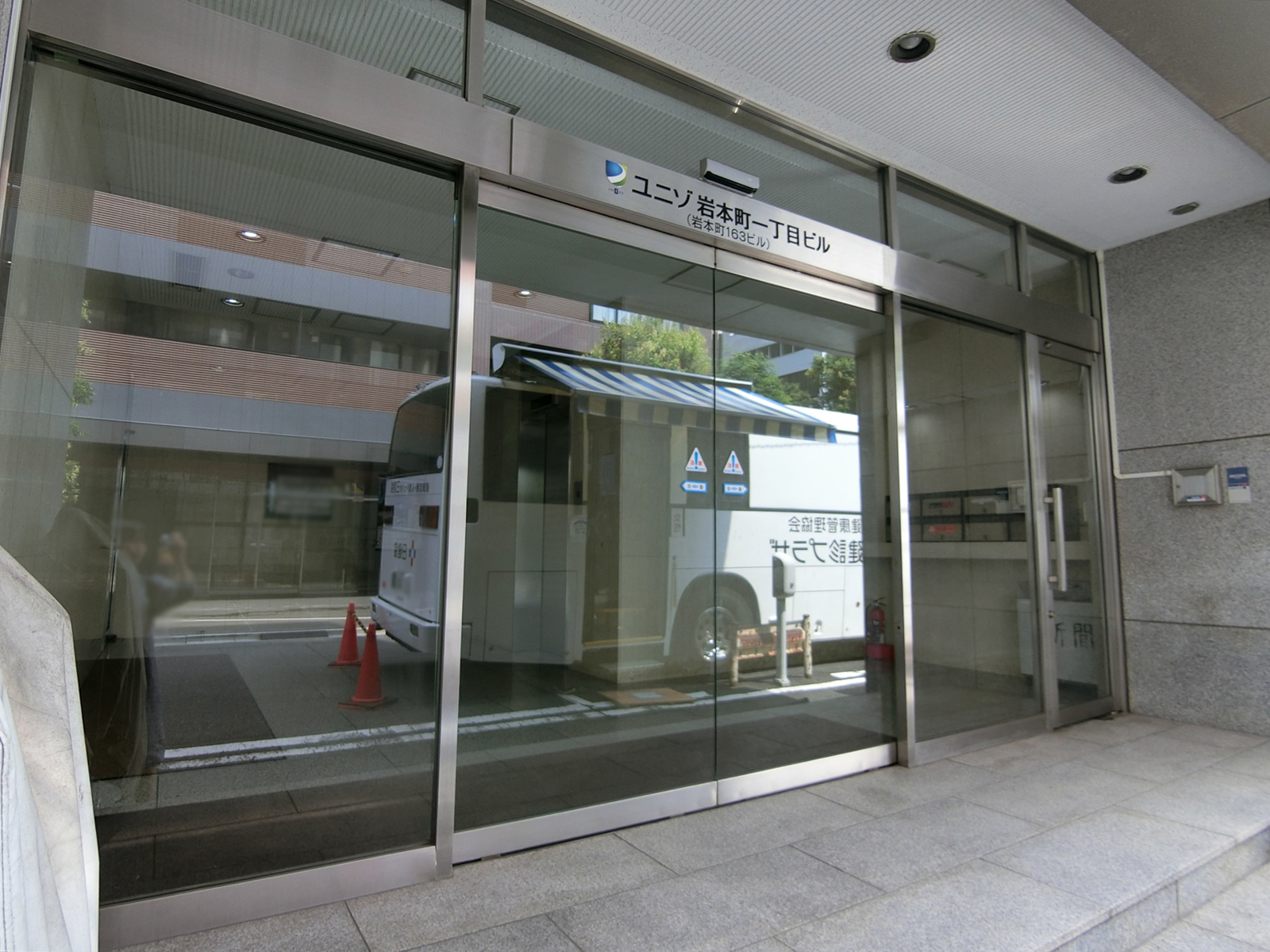 オフィスビル出入口
