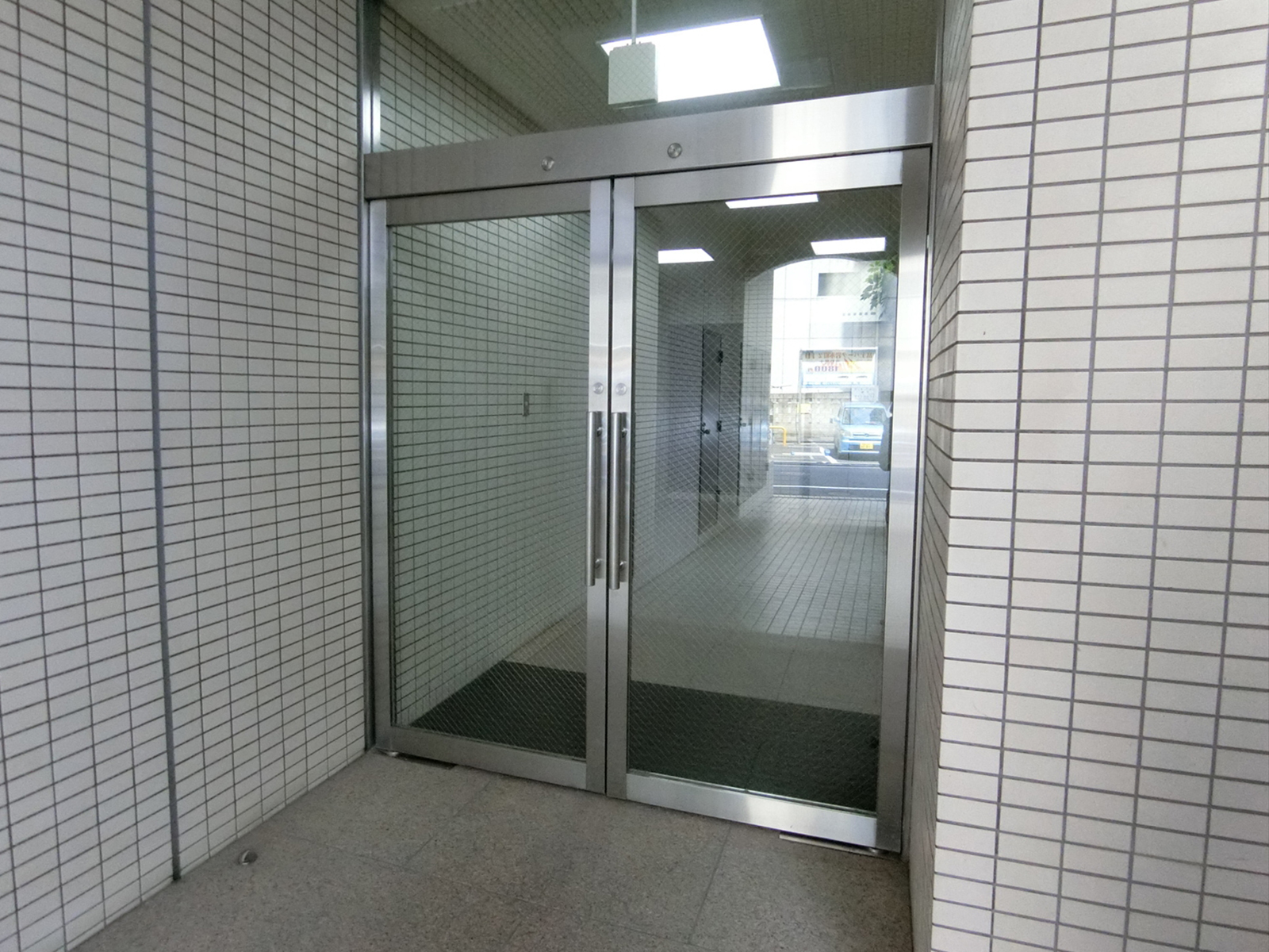 オフィスビル出入口