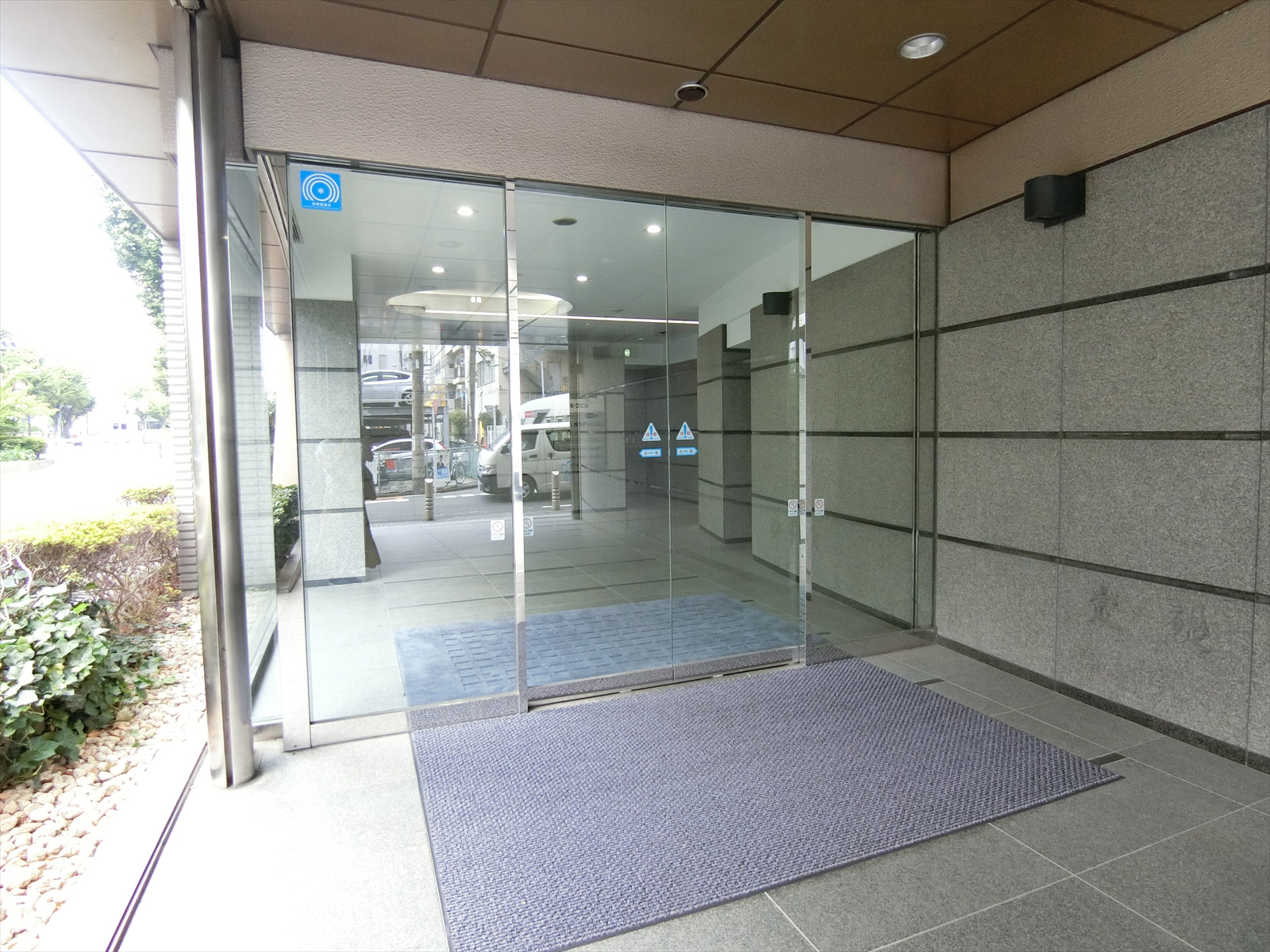 オフィスビル出入口