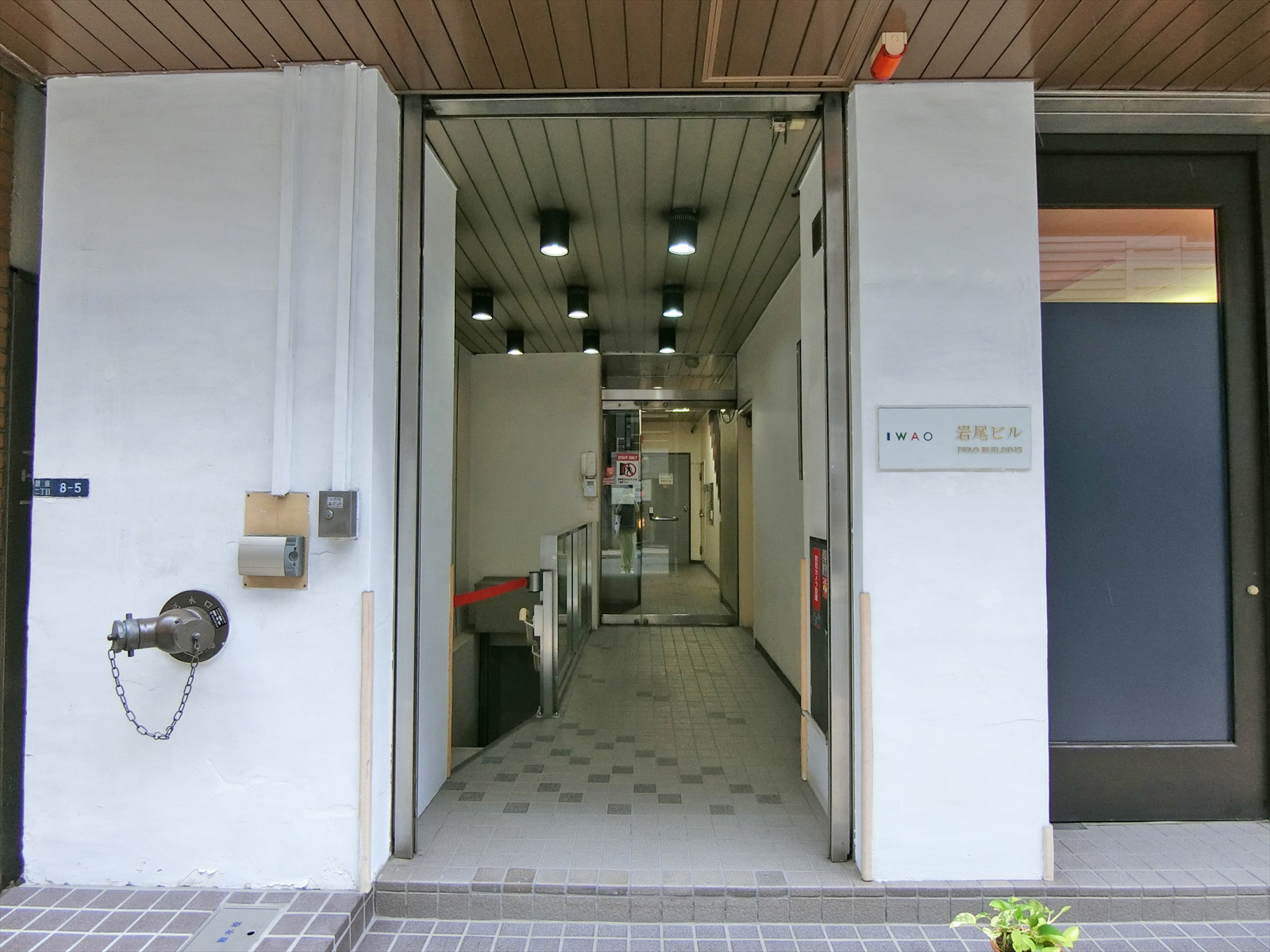 オフィスビル出入口