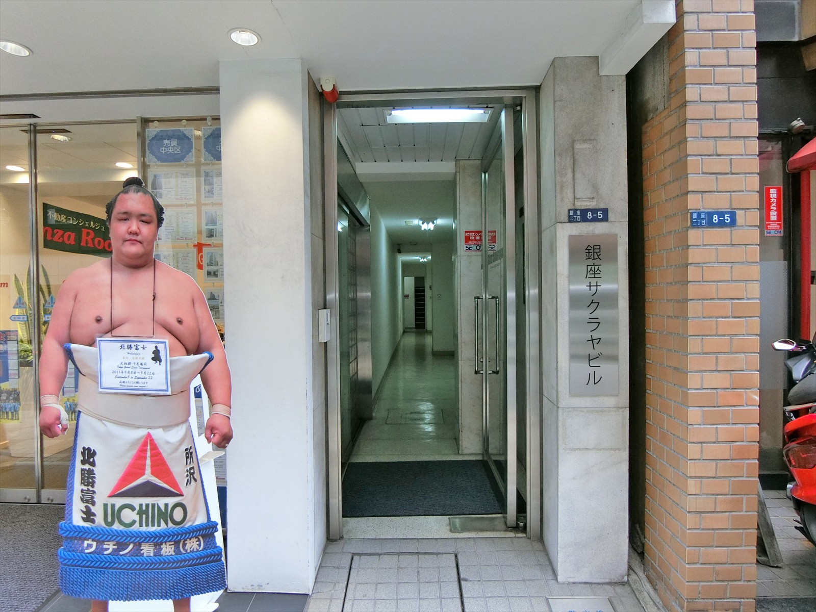 オフィスビル出入口