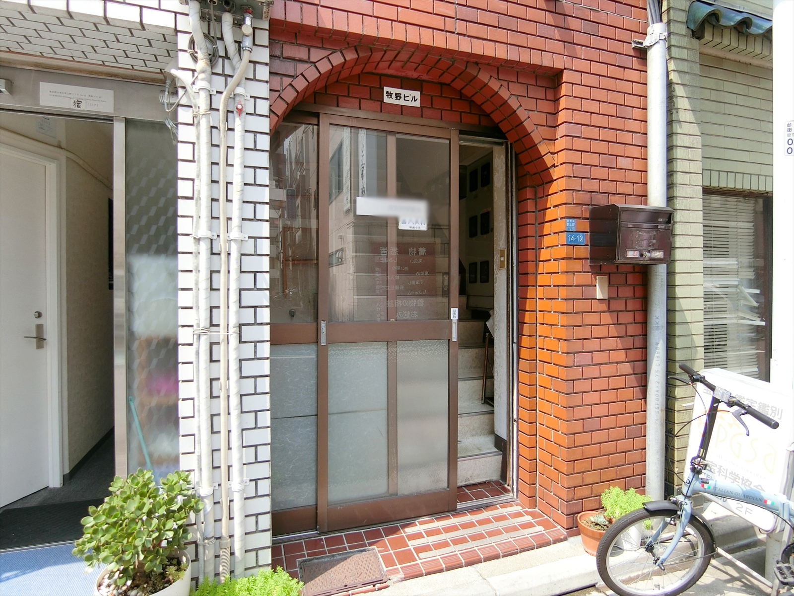 オフィスビル出入り口