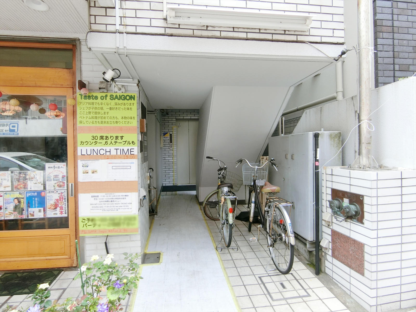 オフィスビル出入り口