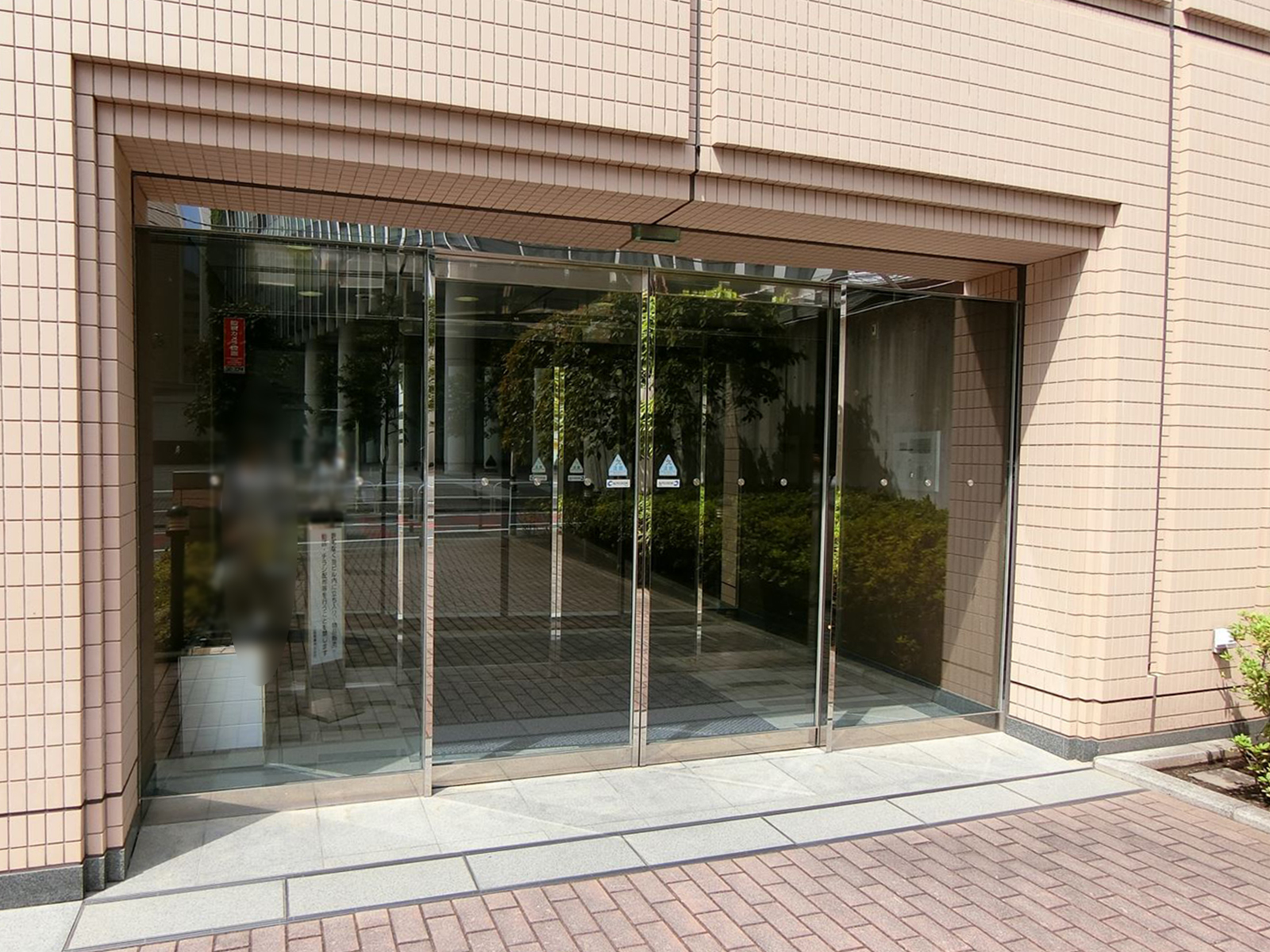 オフィスビル出入口