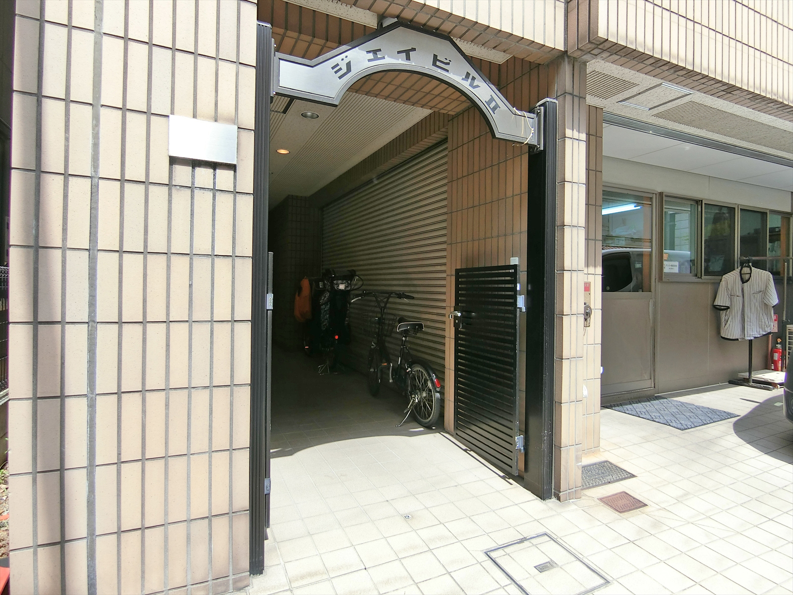 オフィスビル出入口