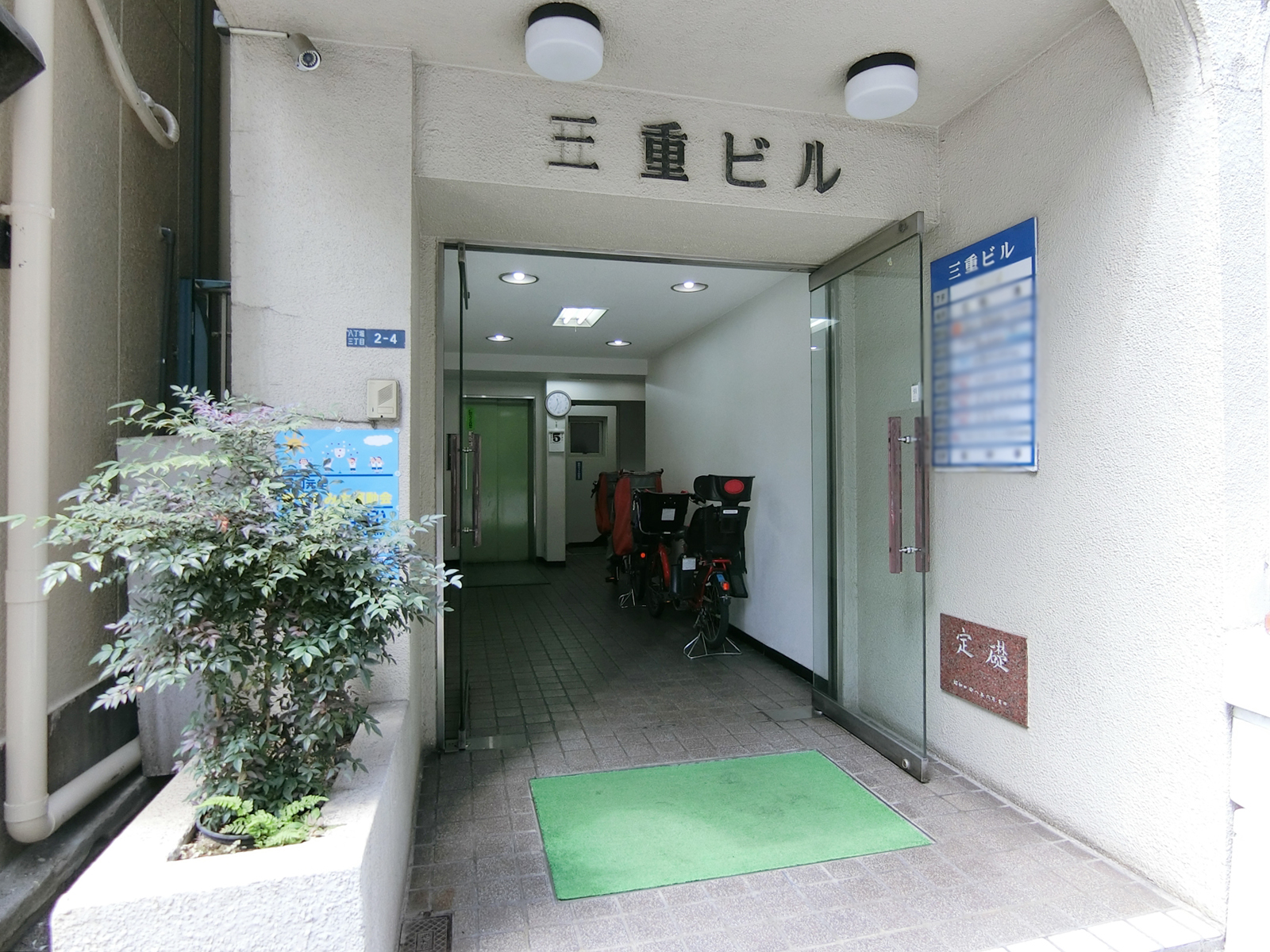 オフィスビル出入口