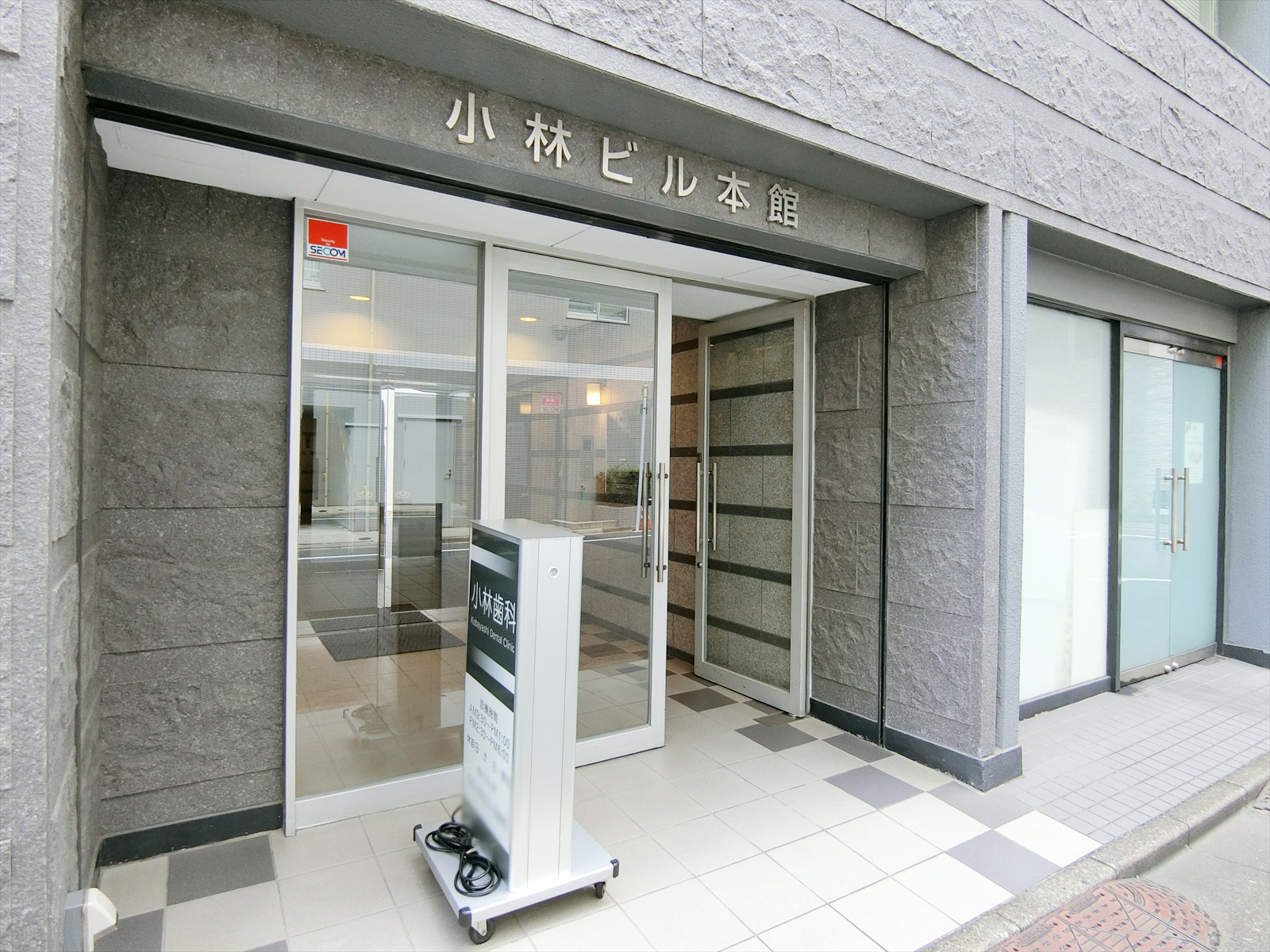 オフィスビル出入口