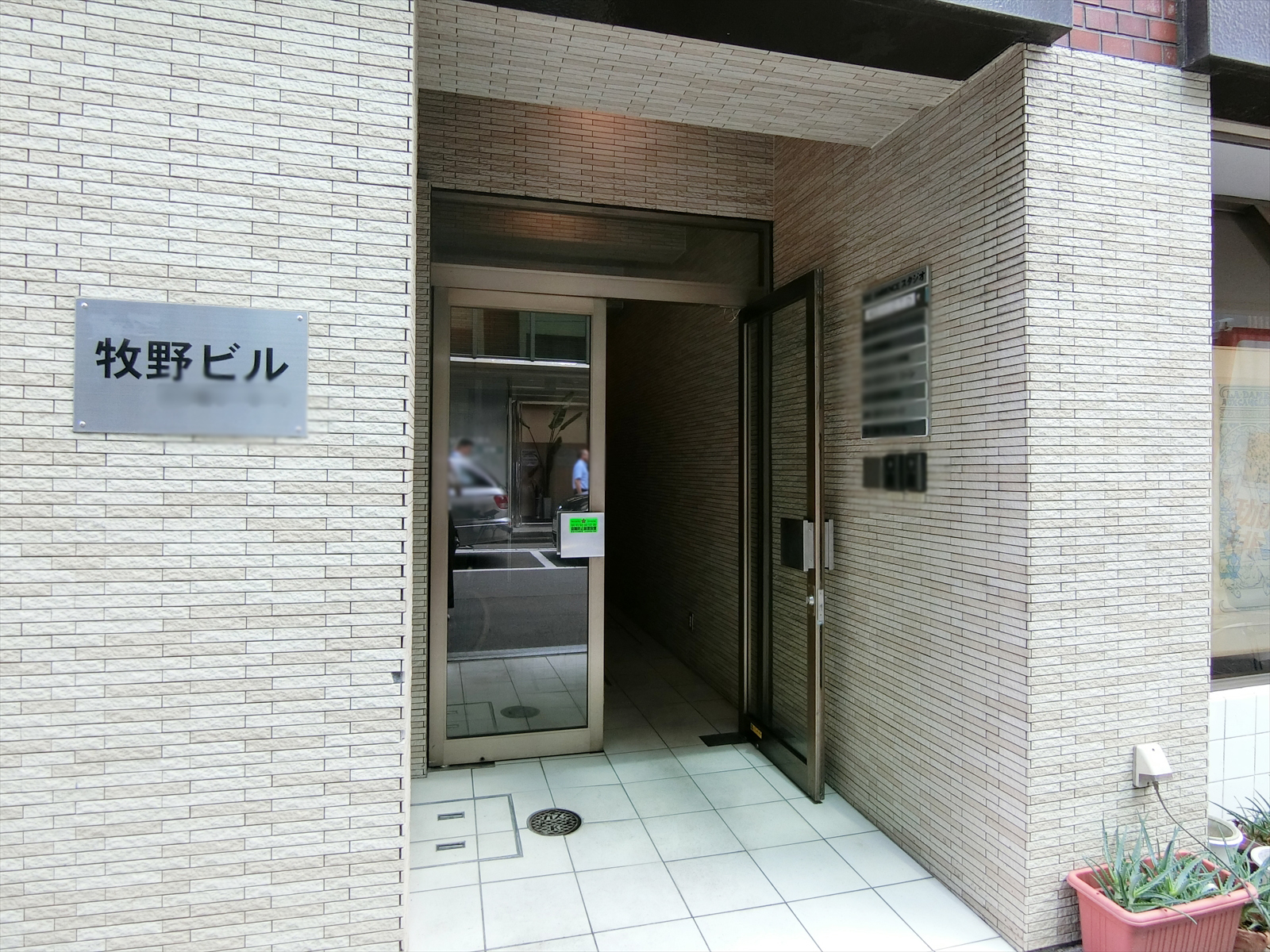 オフィスビル出入口