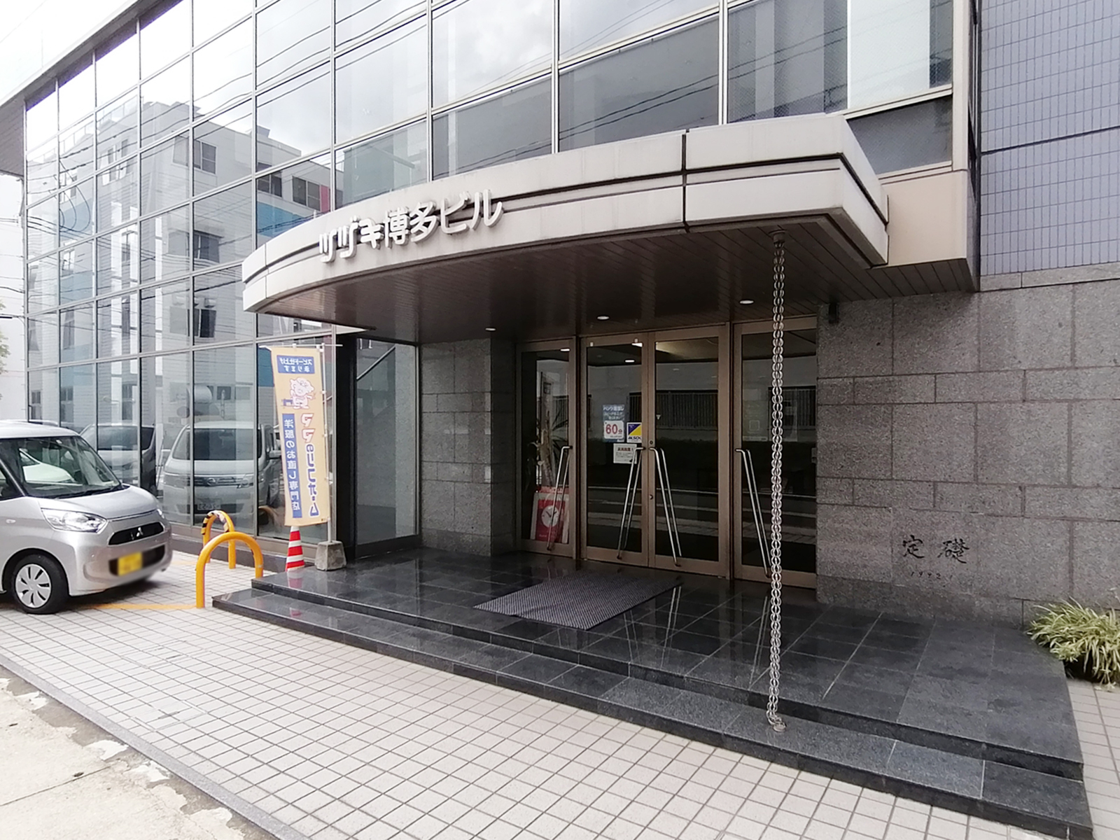 オフィスビル出入り口